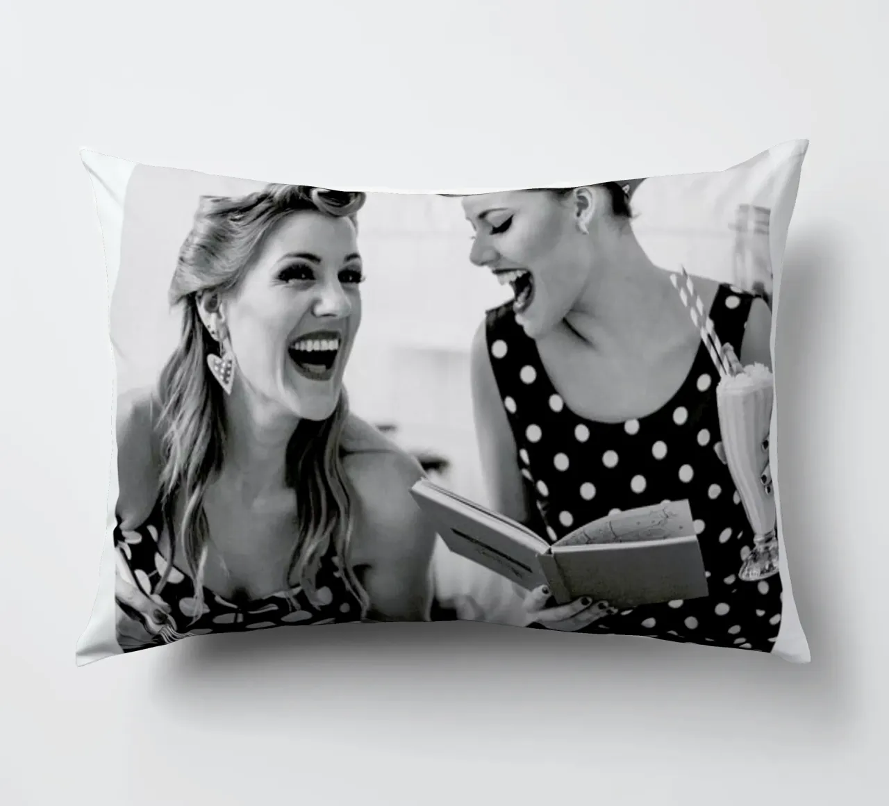 Polka Dots II cuscino da Runway Collective