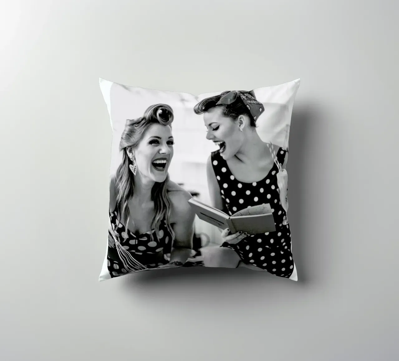 Polka Dots II cuscino da Runway Collective