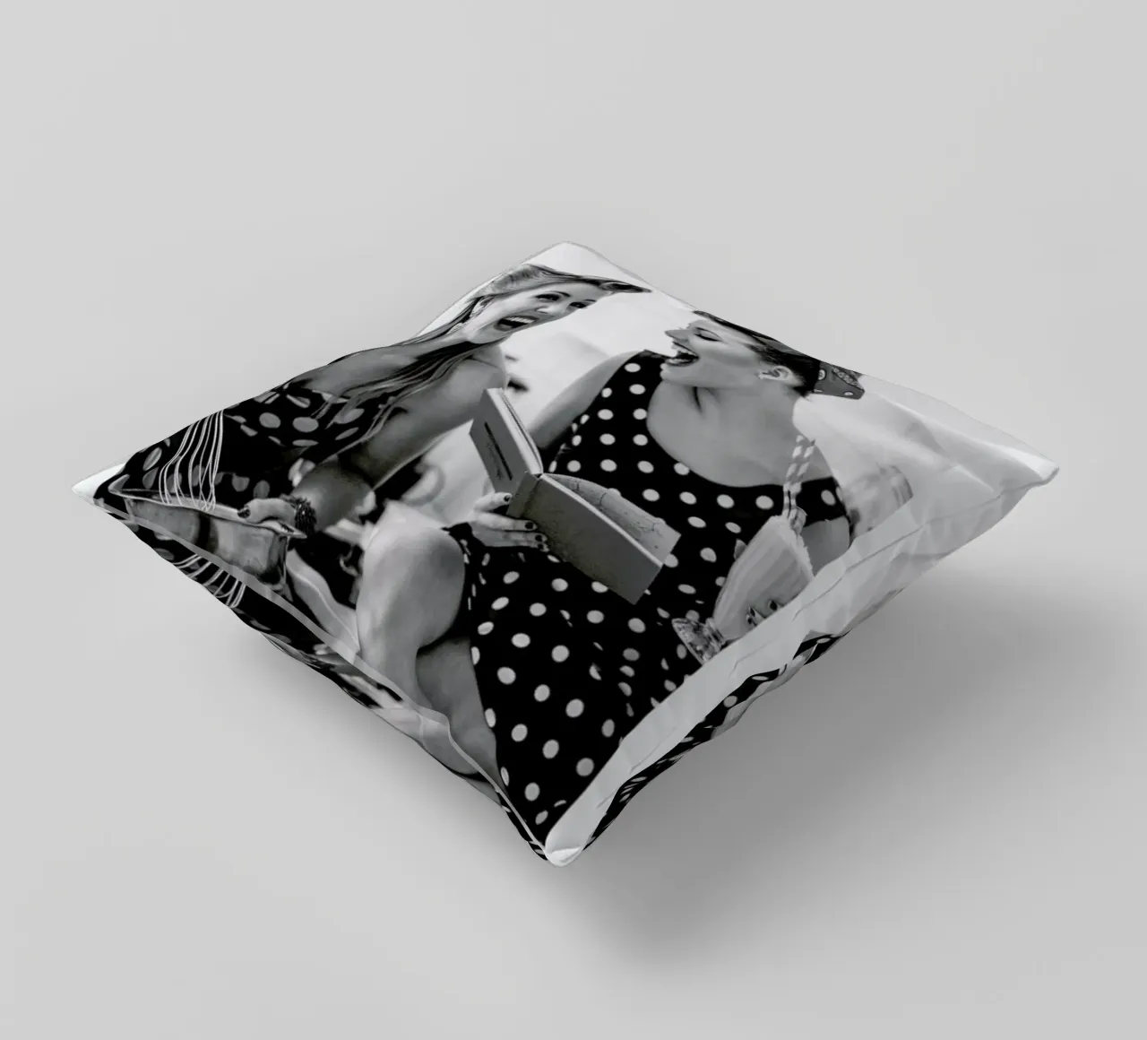 Polka Dots II cuscino da Runway Collective