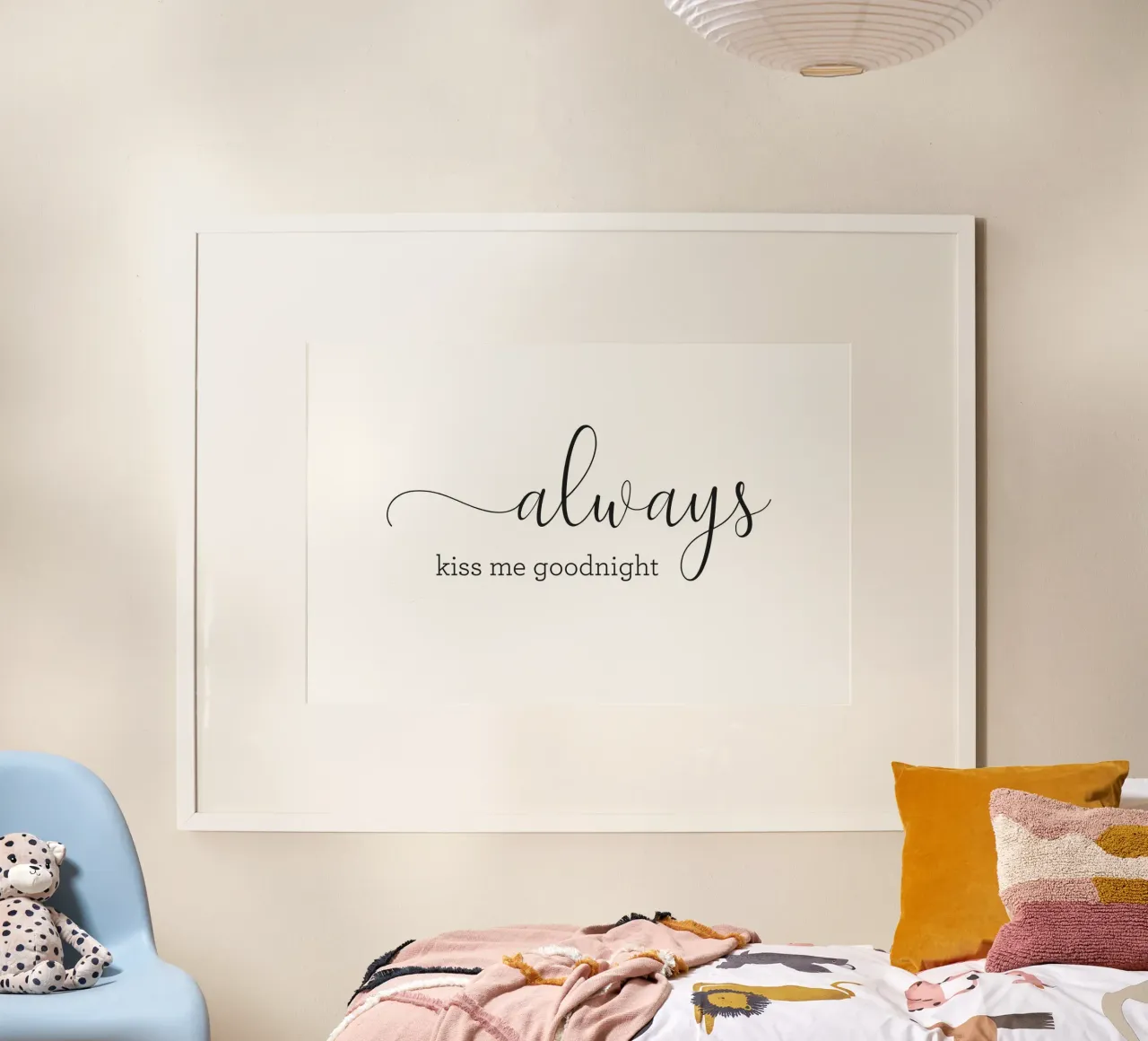 Baciami sempre la notte poster con telaio in plastica da NouveauPrints
