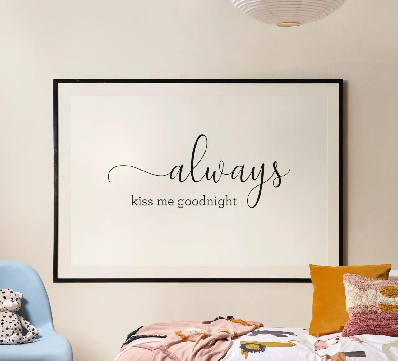 Baciami sempre la notte poster con telaio in plastica da NouveauPrints
