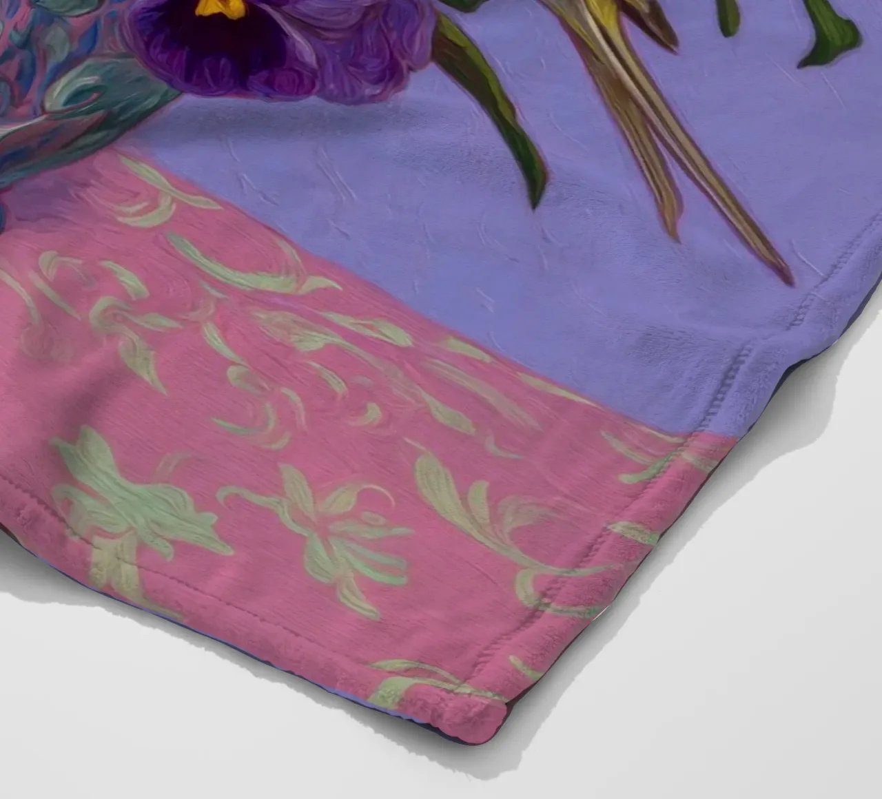 Viole in fiore con uccelli coperta in pile da Carinaprint