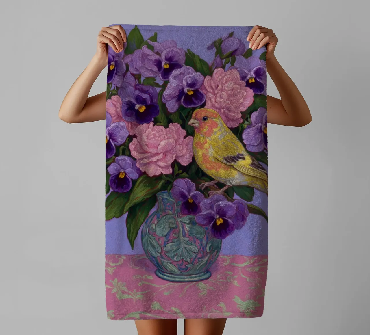 Viole in fiore con uccelli asciugamano da bagno da Carinaprint
