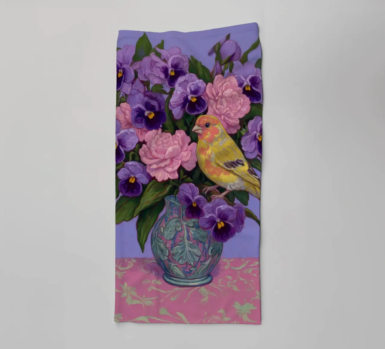 Viole in fiore con uccelli asciugamano da bagno da Carinaprint