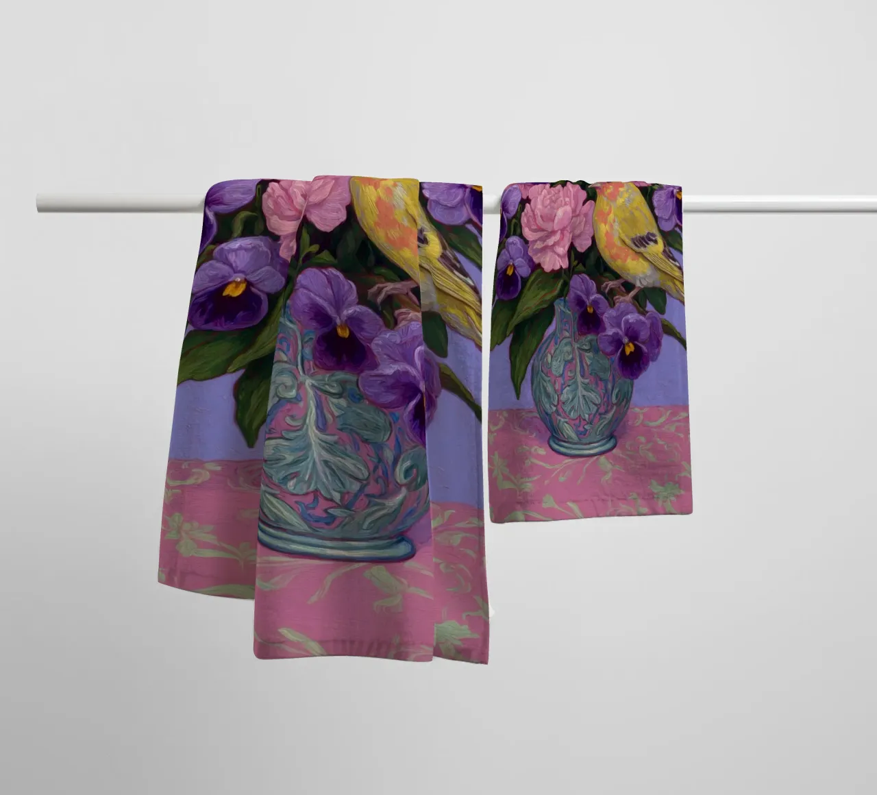 Viole in fiore con uccelli asciugamano da bagno da Carinaprint