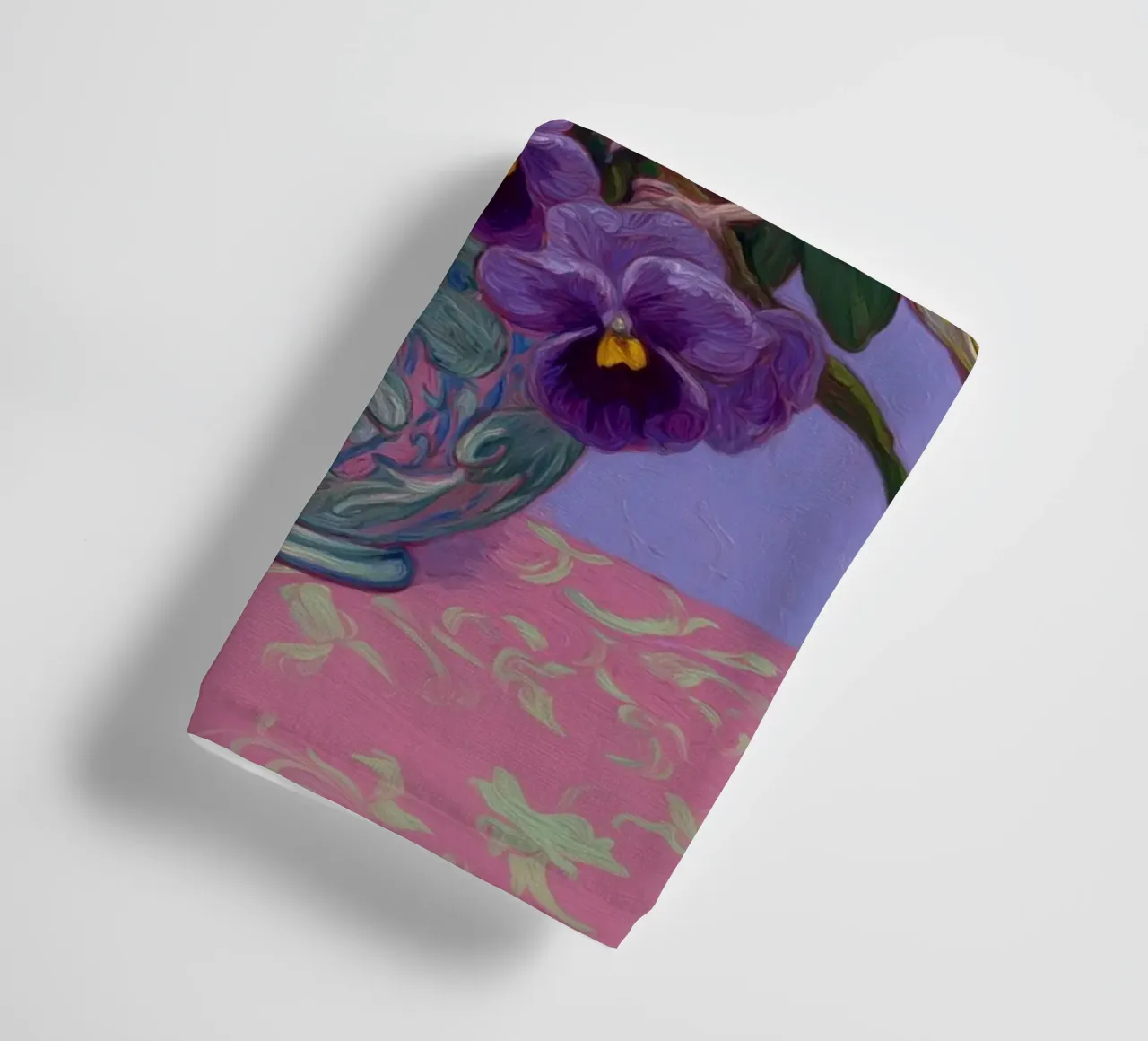 Viole in fiore con uccelli asciugamano da bagno da Carinaprint
