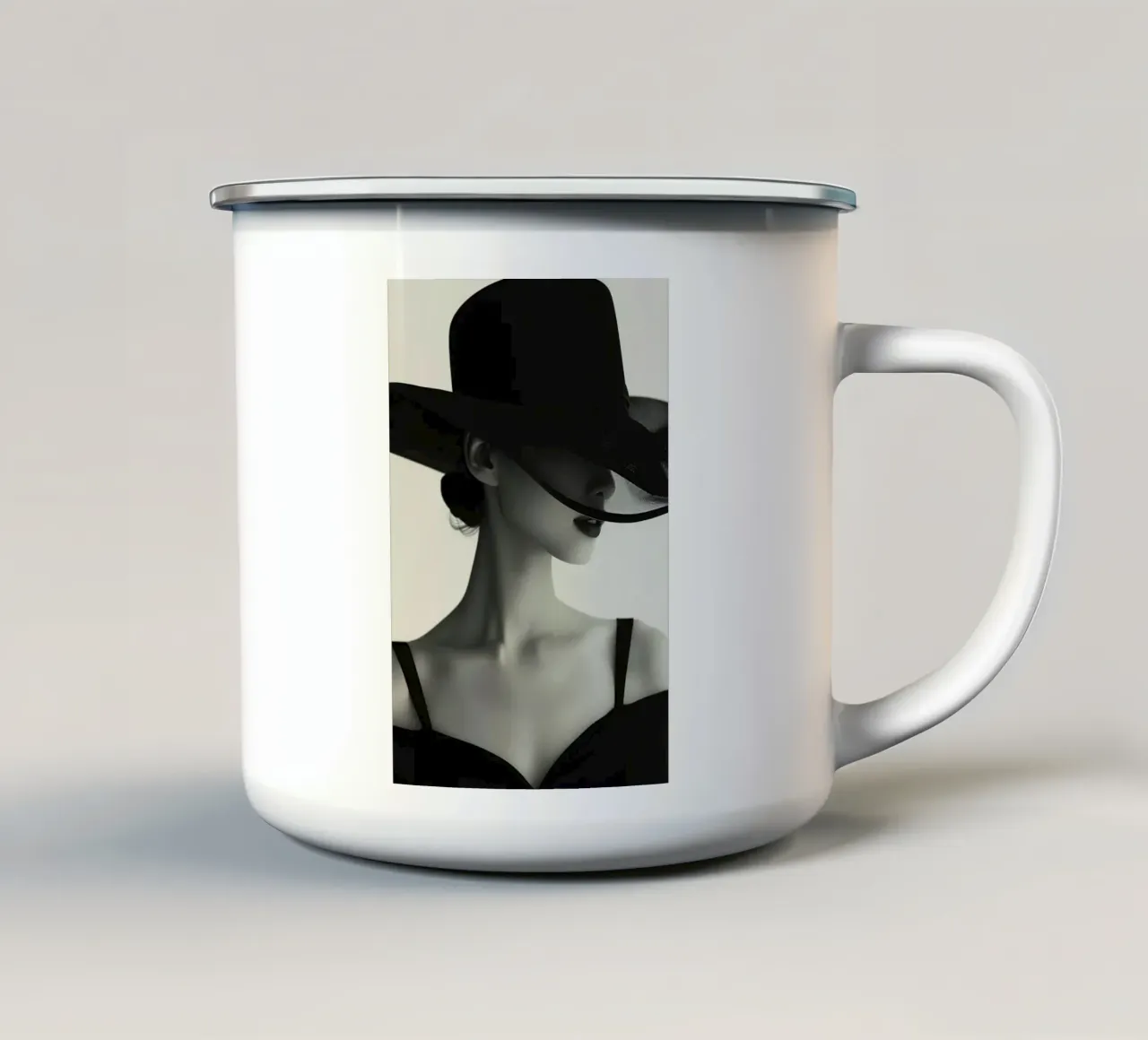 Donne e cappello nero tazza in smalto da Lorraine Mooore