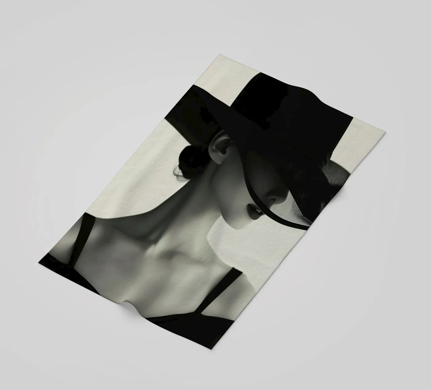 Donne e cappello nero telo mare da Lorraine Mooore