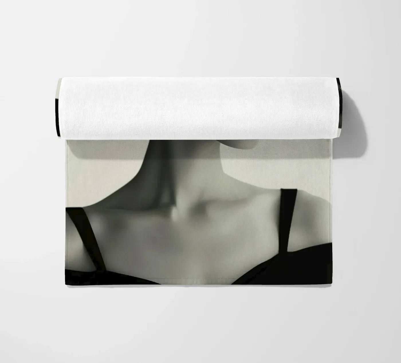 Donne e cappello nero telo mare da Lorraine Mooore