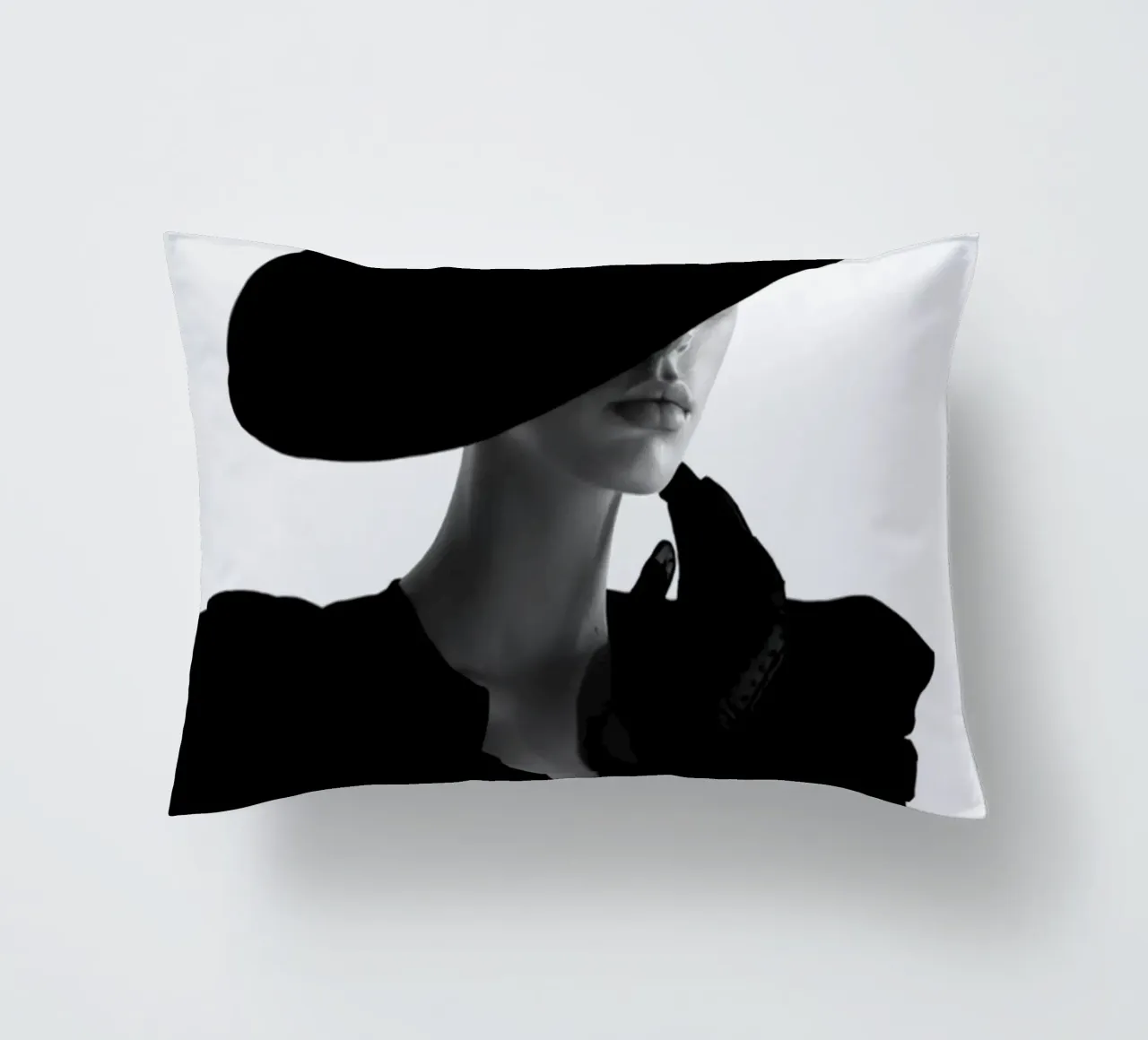 Donne in bianco e nero cuscino da Lorraine Mooore