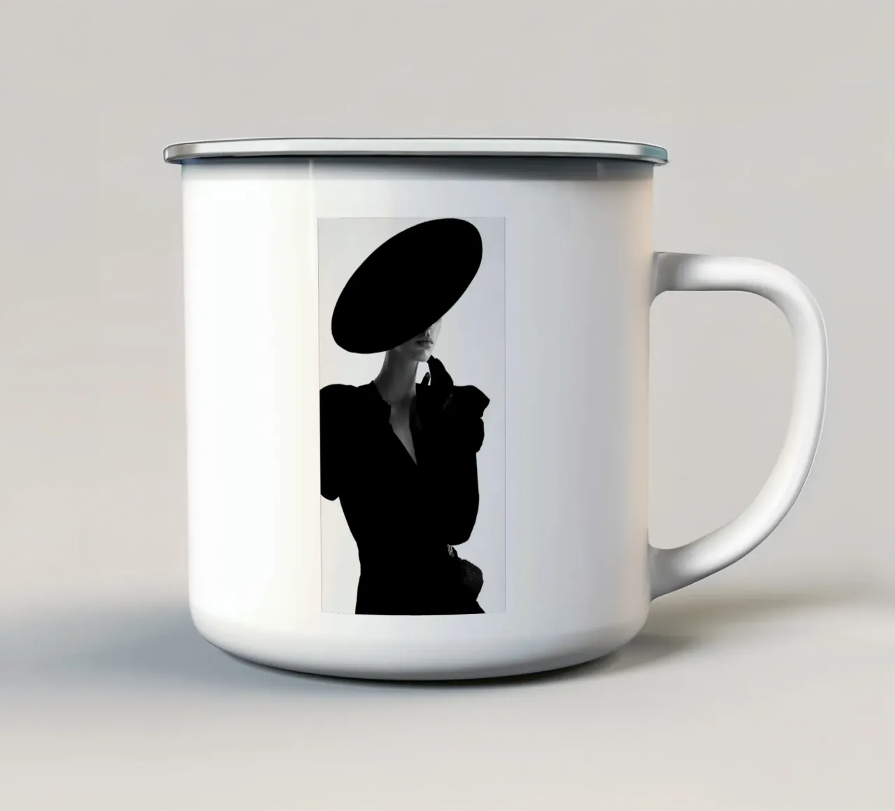 Donne in bianco e nero tazza in smalto da Lorraine Mooore