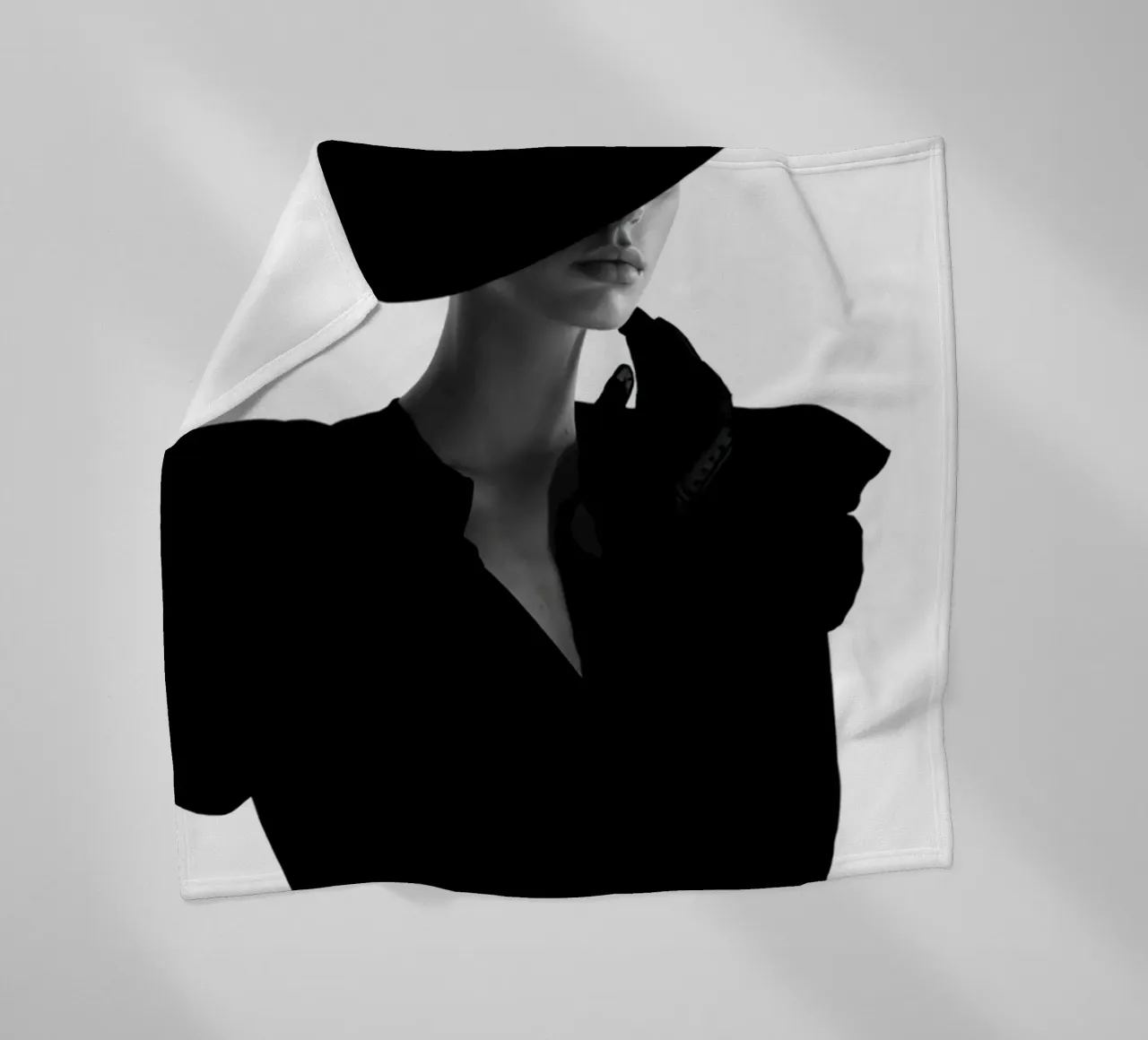 Donne in bianco e nero coperta in pile da Lorraine Mooore
