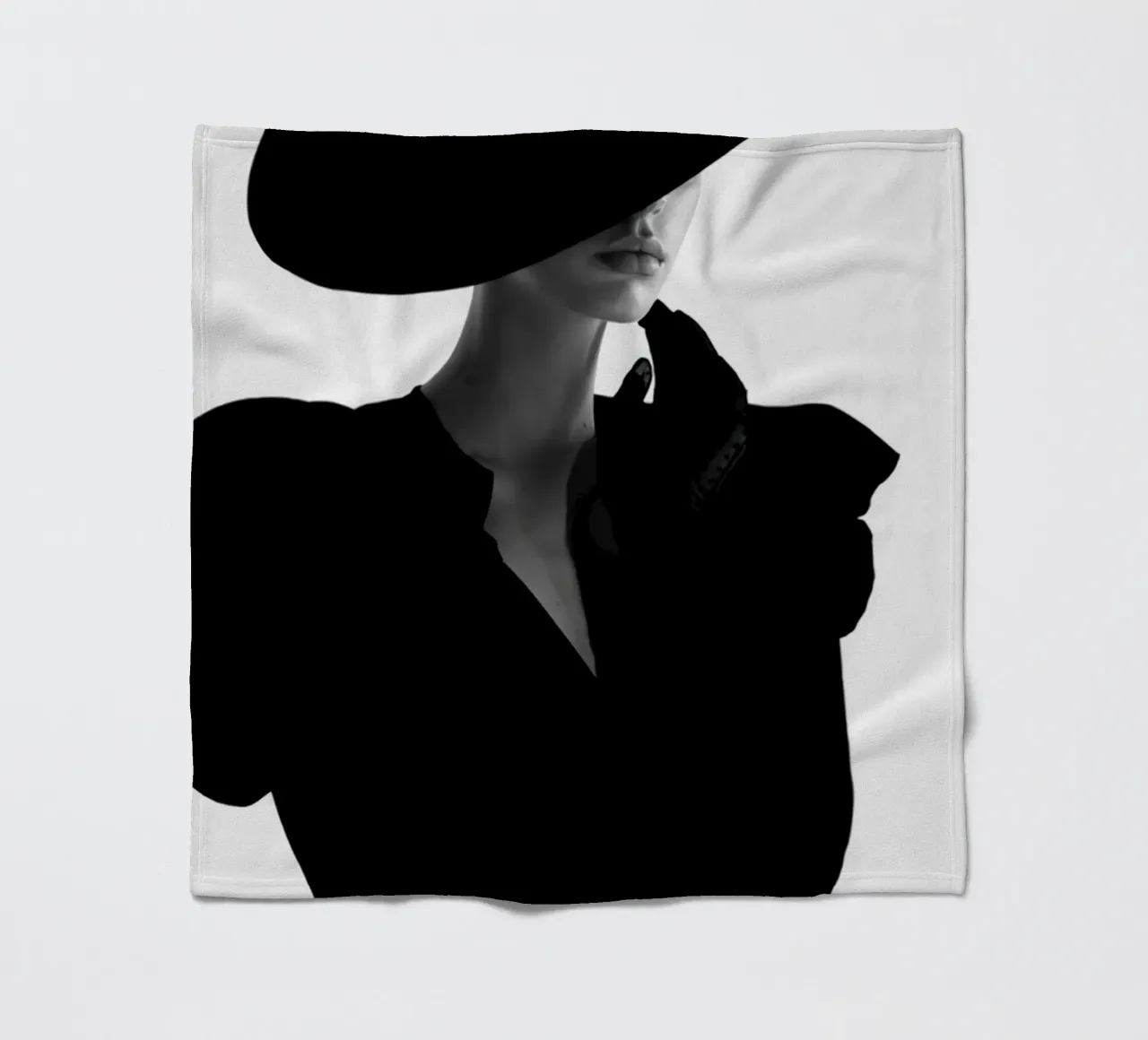 Donne in bianco e nero coperta in pile da Lorraine Mooore