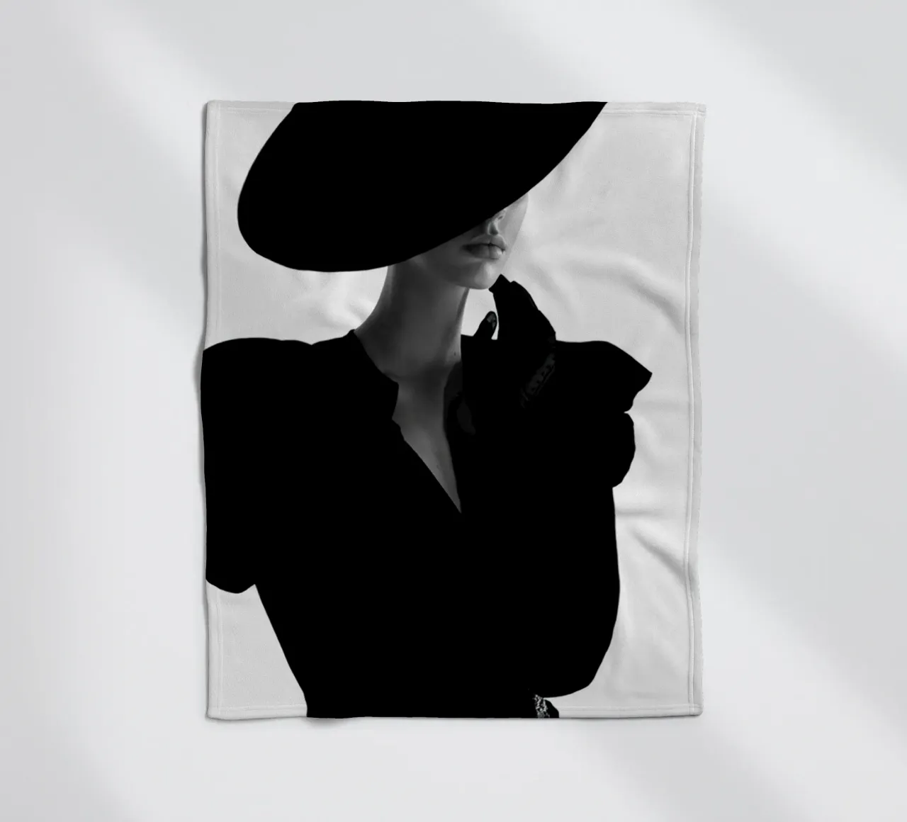 Donne in bianco e nero coperta in pile da Lorraine Mooore