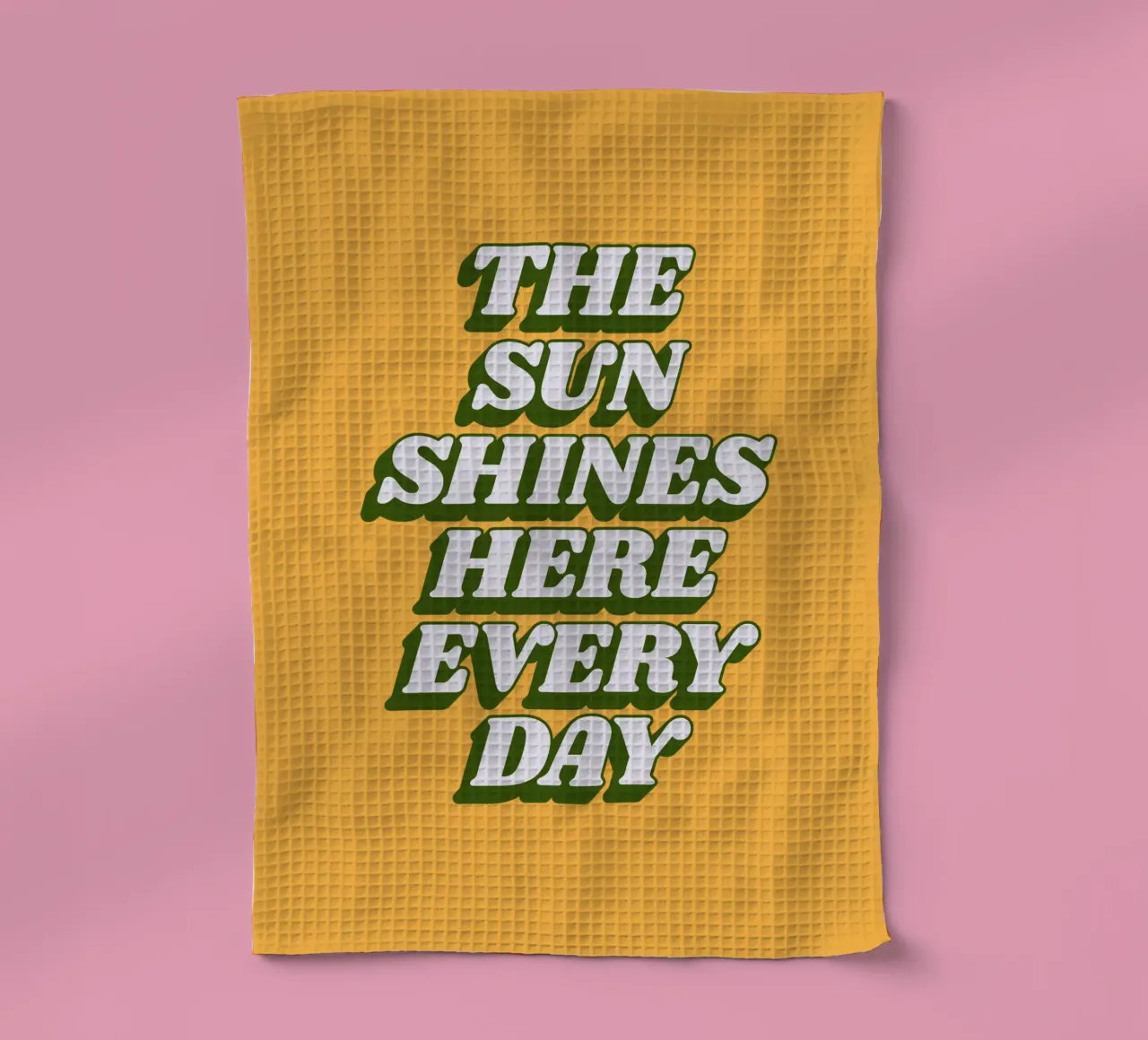 Il sole splende qui tutti i giorni Stampa tipografica retrò Giallo canovaccio da cucina da THE MOTIVATED TYPE