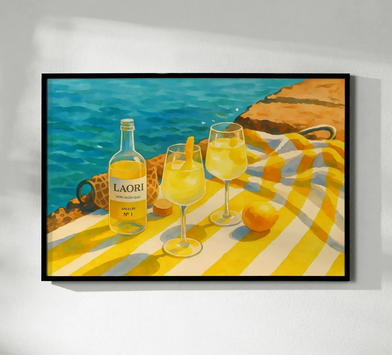 Bevanda rinfrescante agli agrumi di Amalfi in riva al mare poster con telaio in legno da Aquarevo