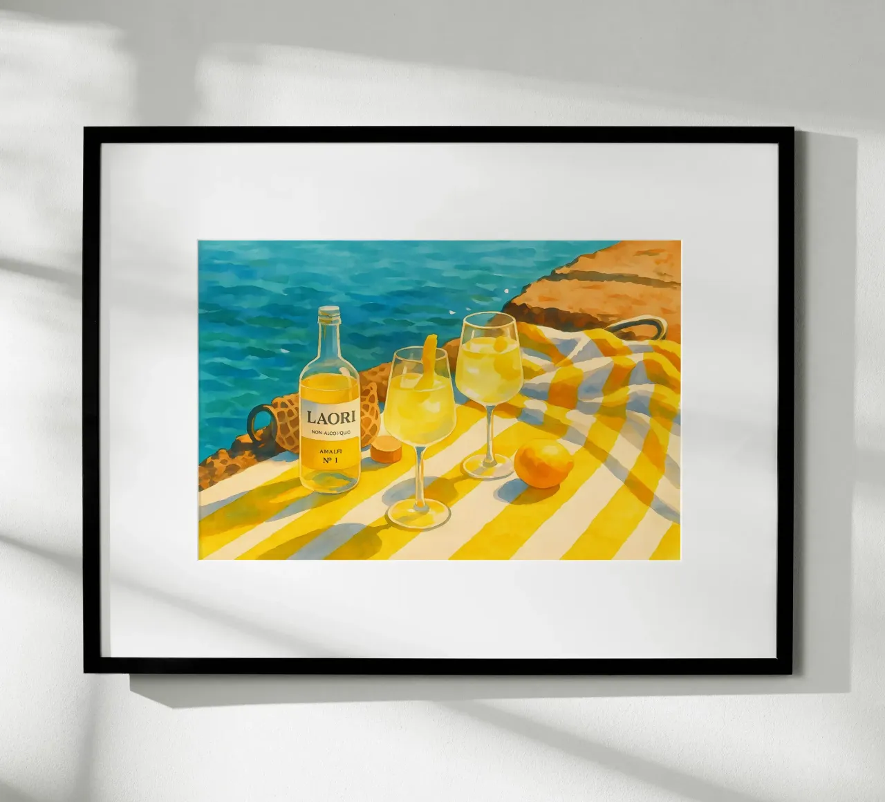 Bevanda rinfrescante agli agrumi di Amalfi in riva al mare poster con telaio in legno da Aquarevo