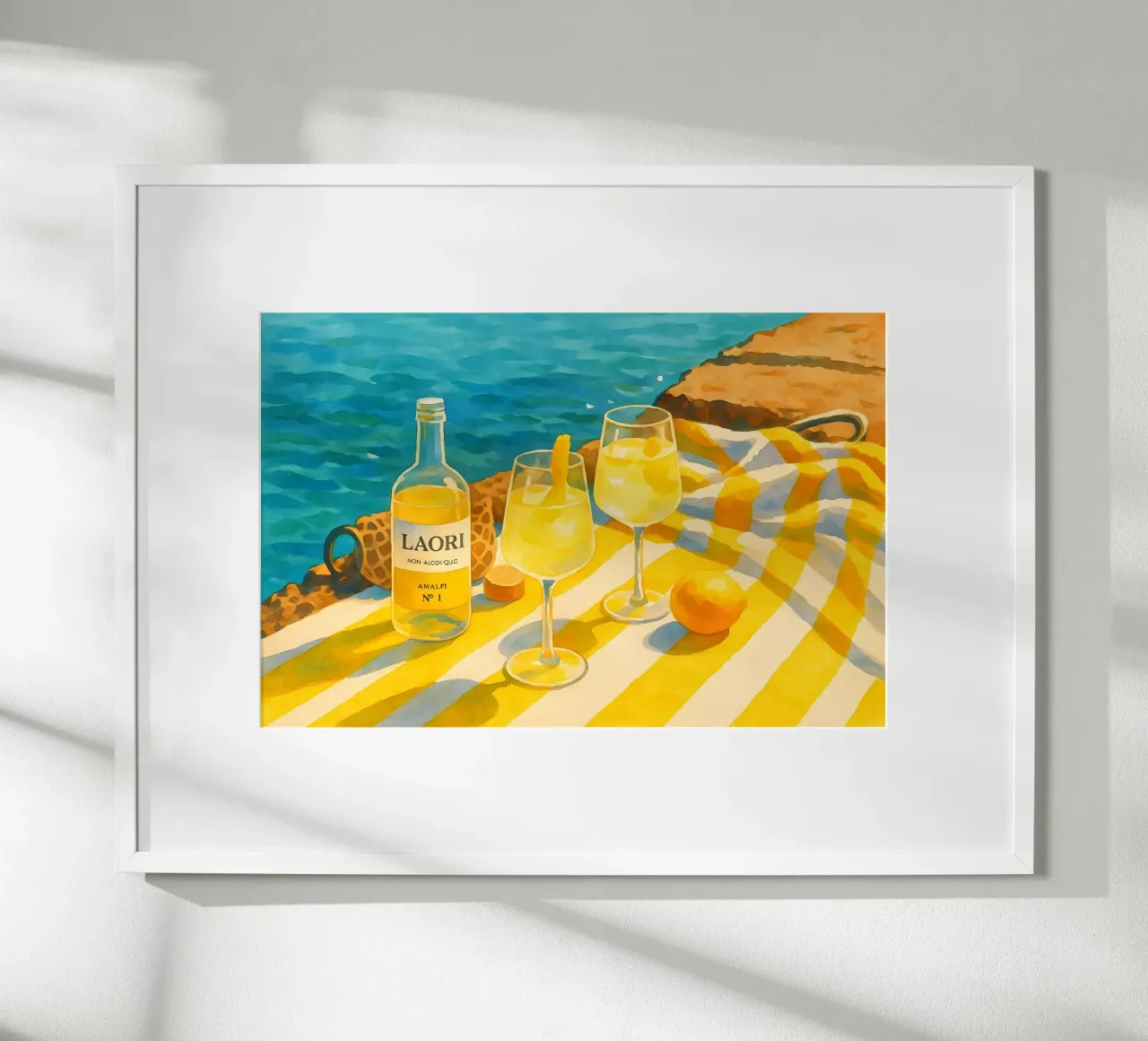 Bevanda rinfrescante agli agrumi di Amalfi in riva al mare poster con telaio in legno da Aquarevo