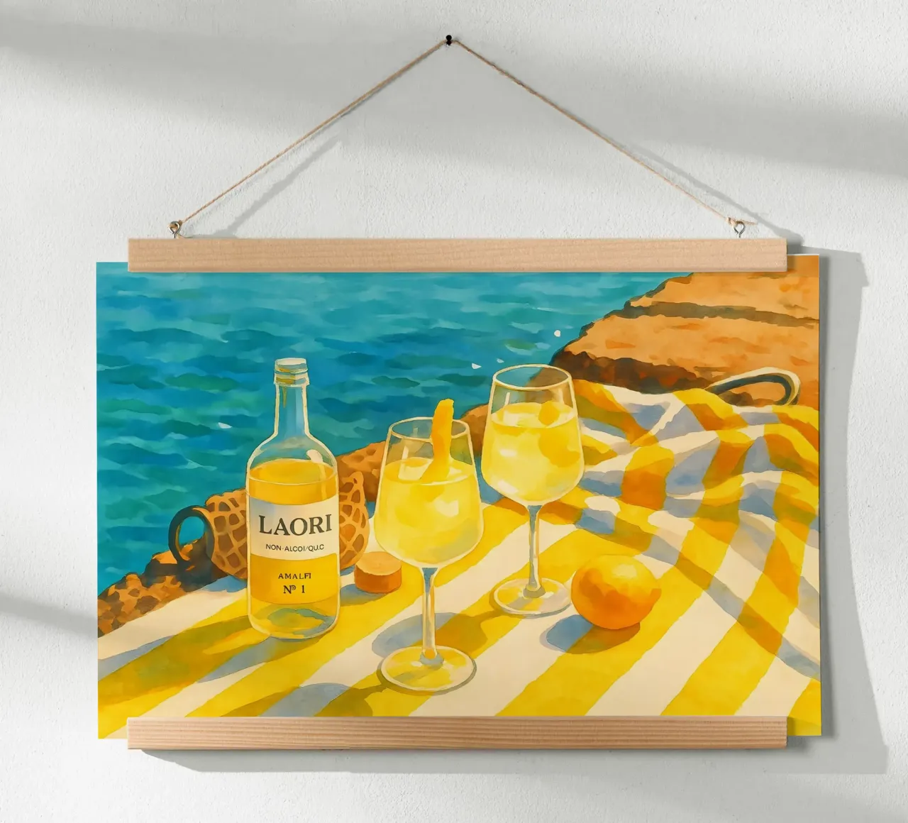 Bevanda rinfrescante agli agrumi di Amalfi in riva al mare poster con telaio in legno da Aquarevo