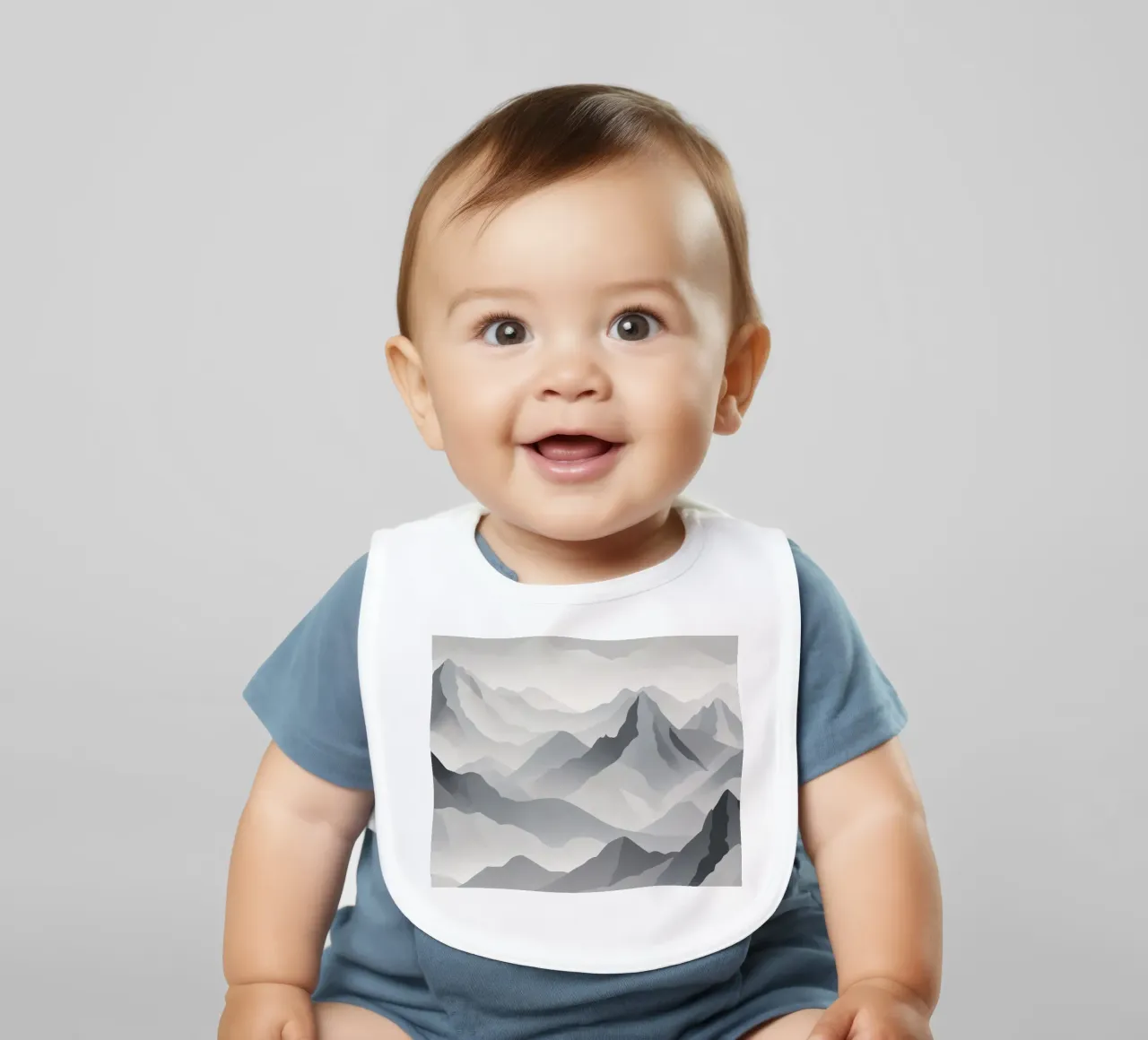 paisaje montañoso en escala de grises que muestra capas de picos babero de DesignDoodle