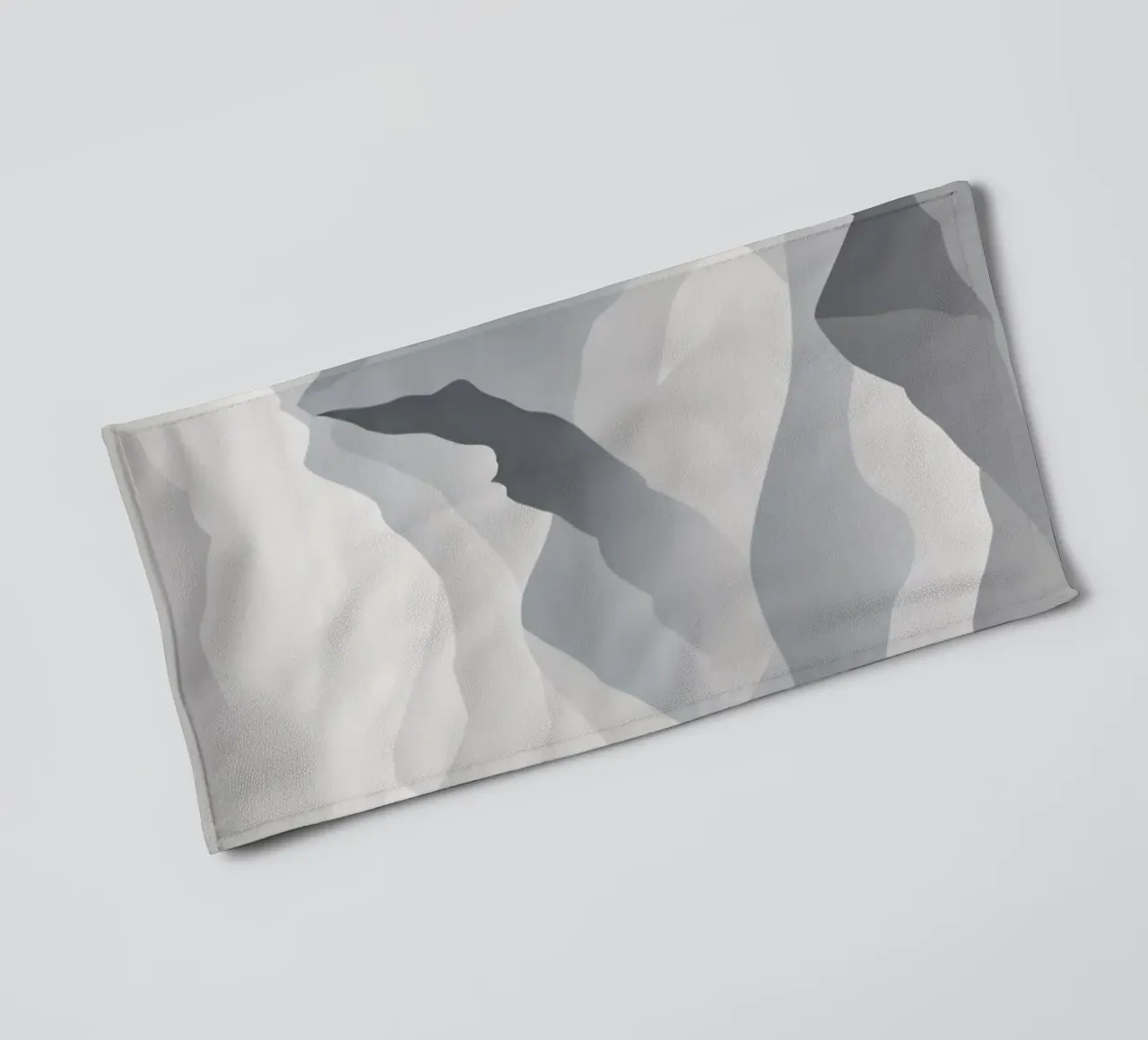 paisaje montañoso en escala de grises que muestra capas de picos toalla de baño de DesignDoodle