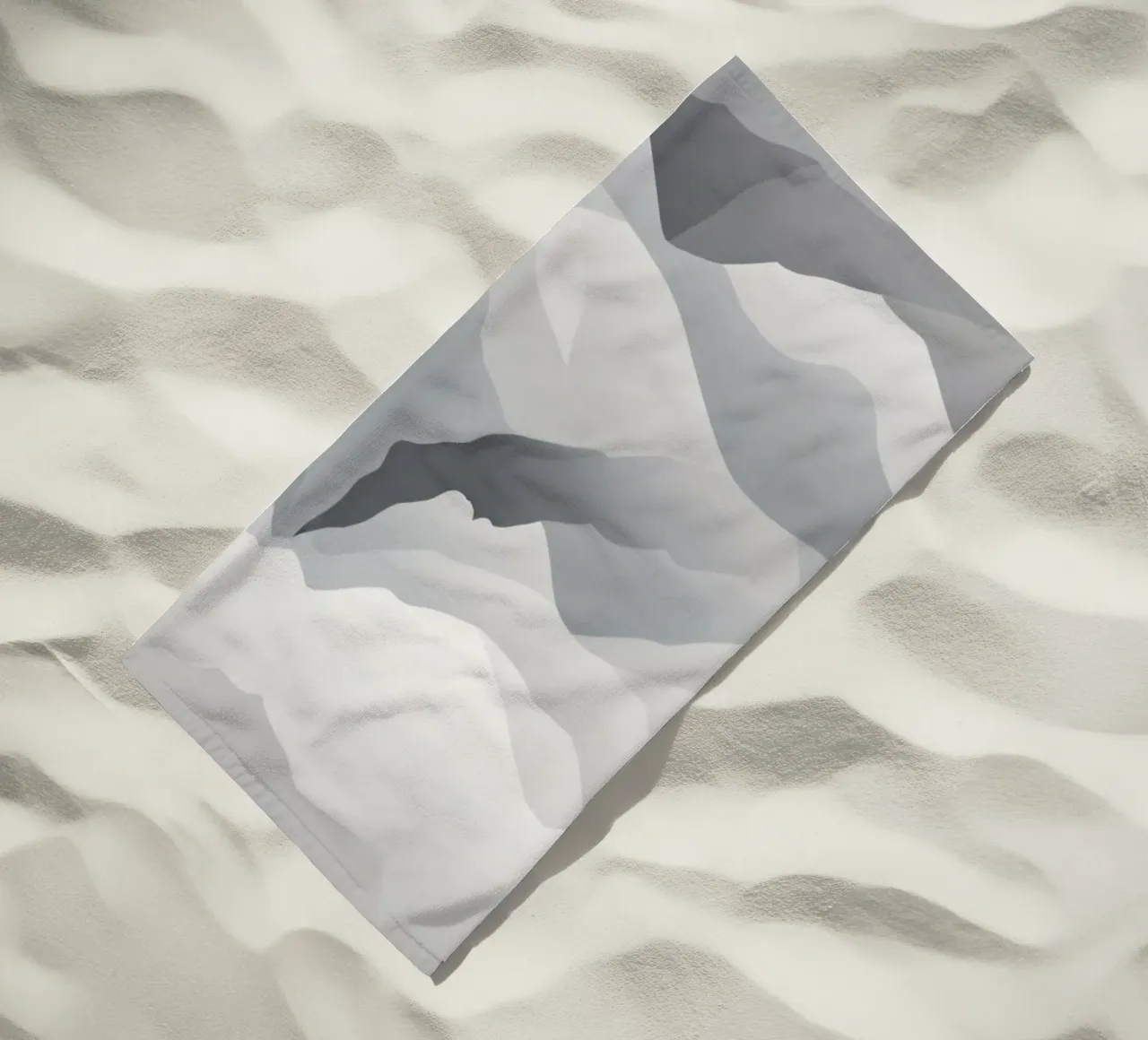 paisaje montañoso en escala de grises que muestra capas de picos toalla de playa de DesignDoodle