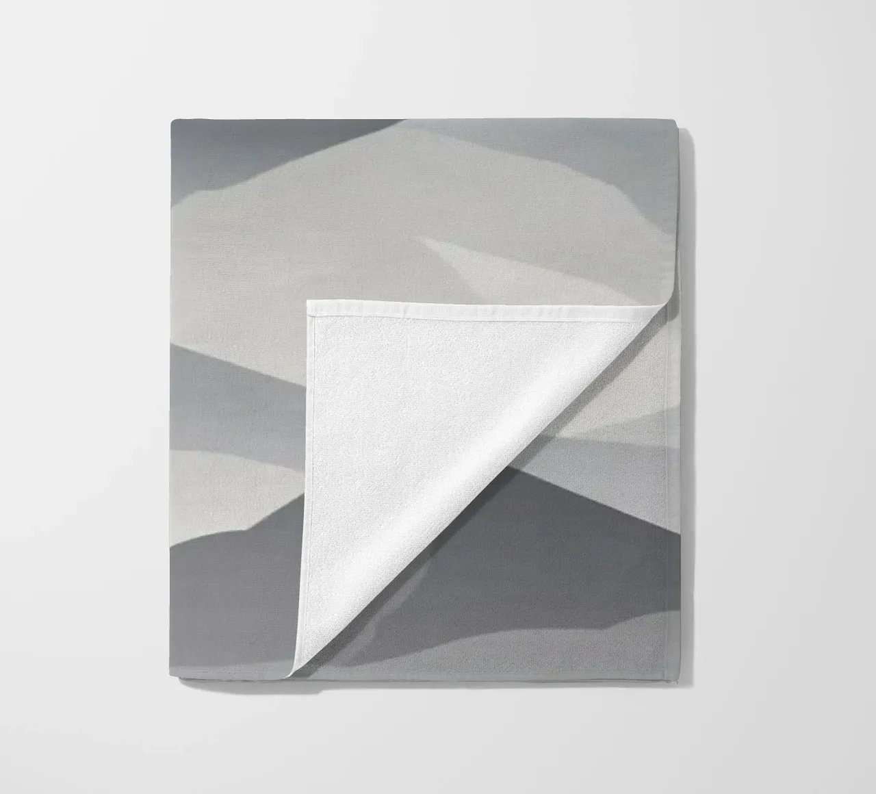 paisaje montañoso en escala de grises que muestra capas de picos toalla de playa de DesignDoodle