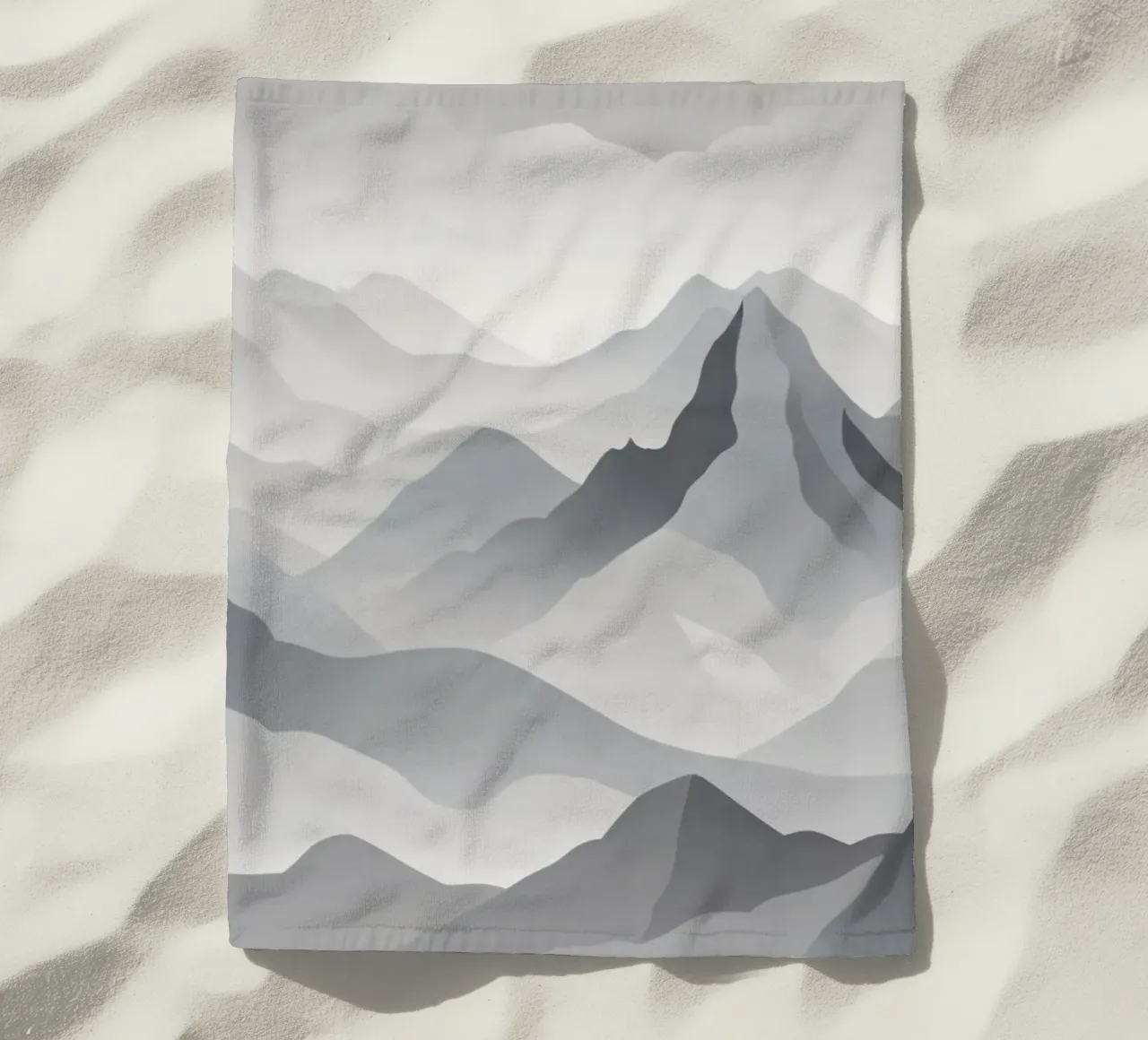 paisaje montañoso en escala de grises que muestra capas de picos toalla de playa de DesignDoodle