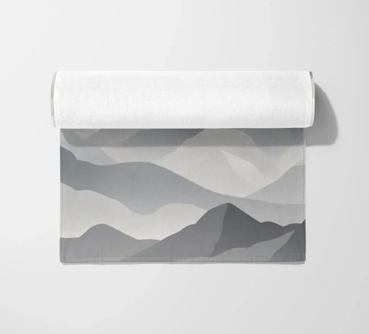 paisaje montañoso en escala de grises que muestra capas de picos toalla de playa de DesignDoodle