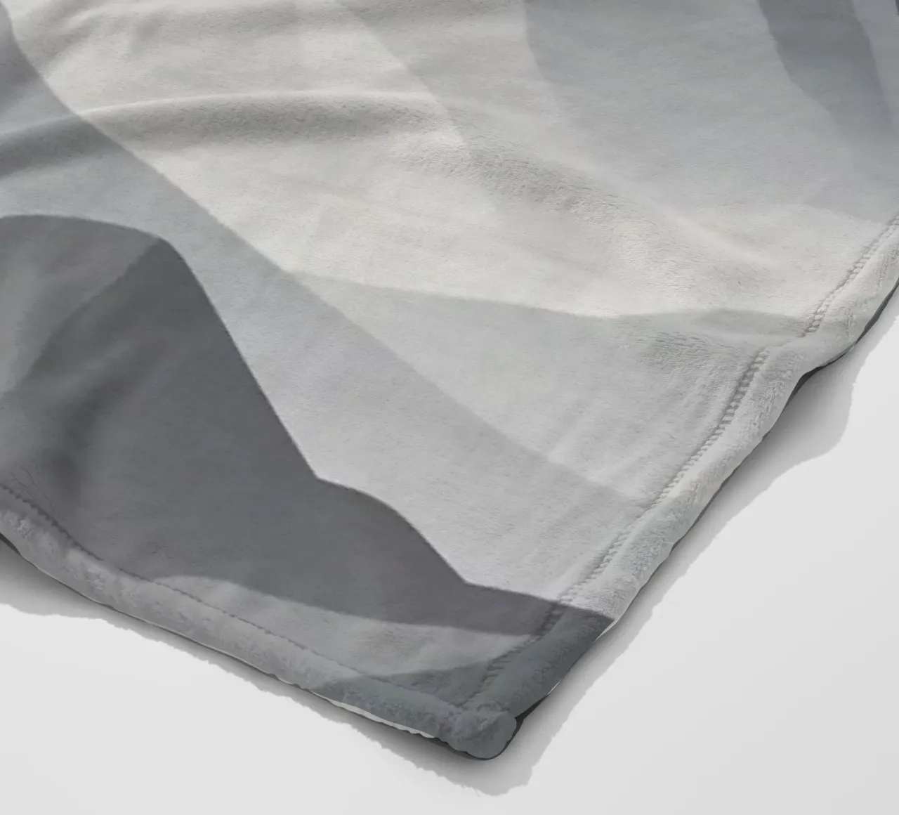Paesaggio montano in scala di grigi che mostra strati di cime coperta in pile da DesignDoodle