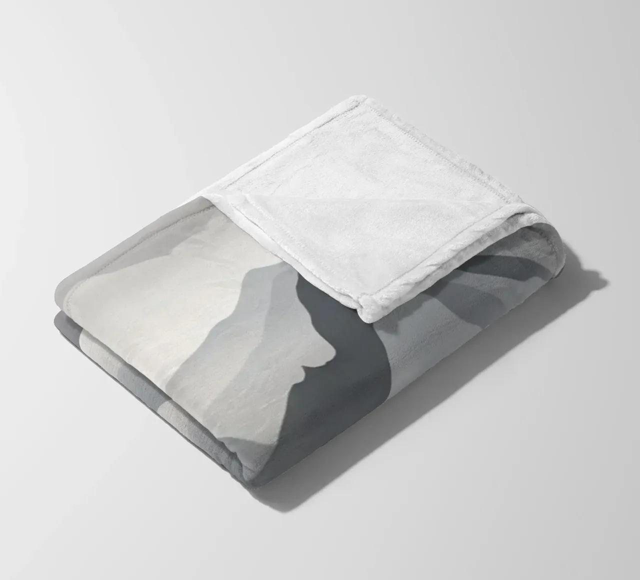 Paesaggio montano in scala di grigi che mostra strati di cime coperta in pile da DesignDoodle