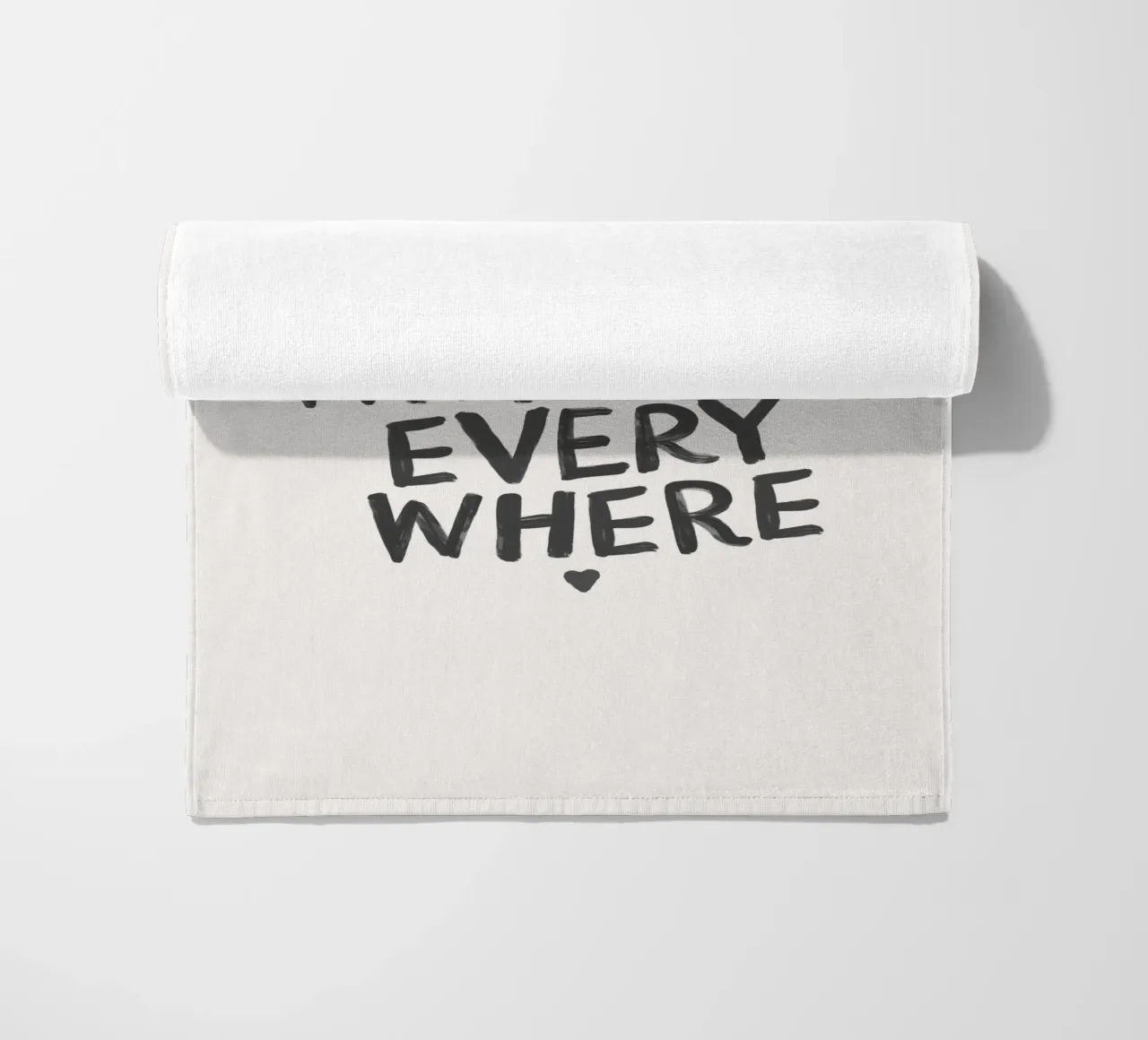 Tipografia "Voglio stare con te ovunque" in bianco e nero telo mare da THE MOTIVATED TYPE