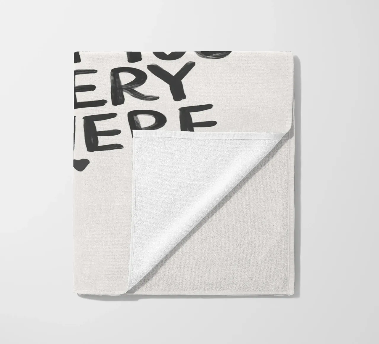 Tipografia "Voglio stare con te ovunque" in bianco e nero telo mare da THE MOTIVATED TYPE