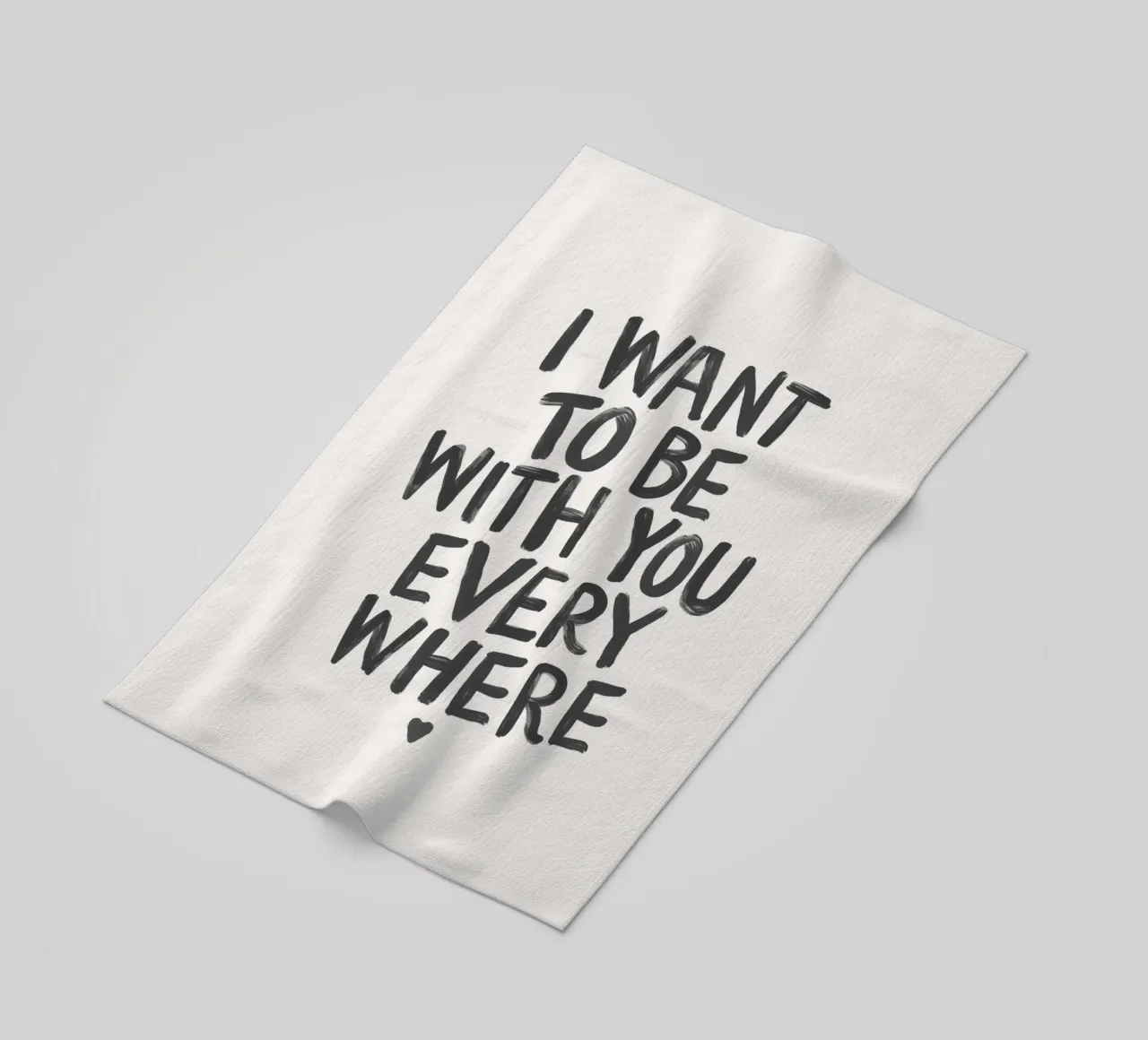 Tipografia "Voglio stare con te ovunque" in bianco e nero telo mare da THE MOTIVATED TYPE