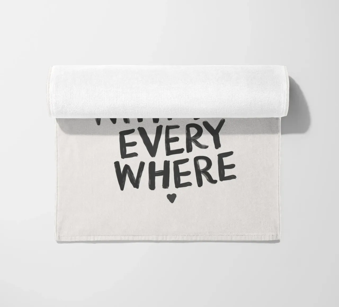 Tipografia "Voglio stare con te ovunque" in bianco e nero telo mare da THE MOTIVATED TYPE