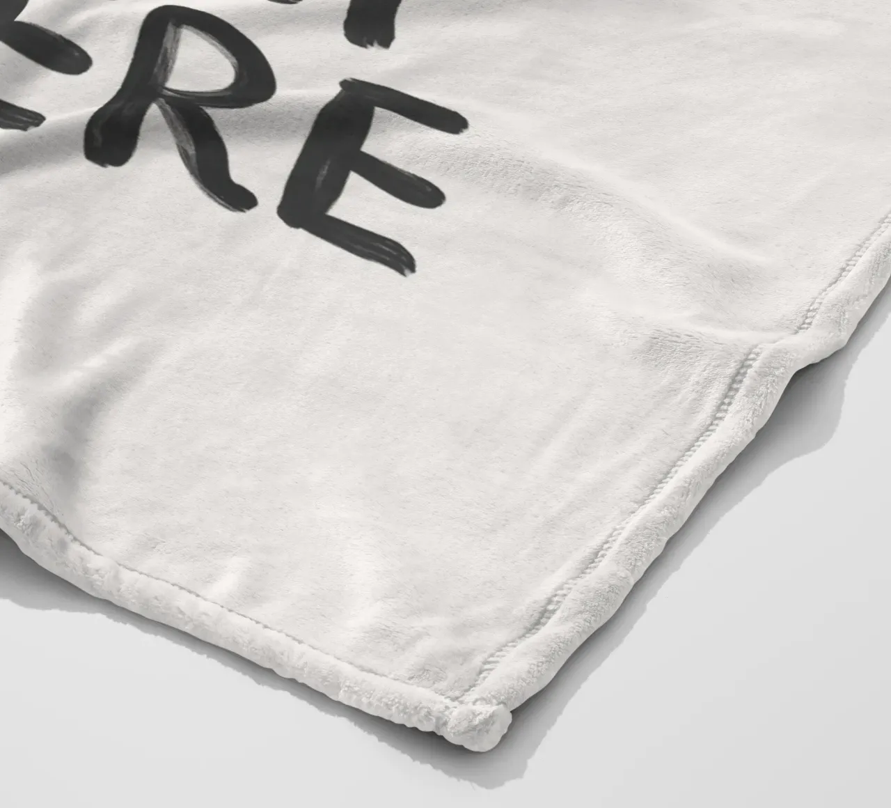 Tipografia "Voglio stare con te ovunque" in bianco e nero coperta in pile da THE MOTIVATED TYPE