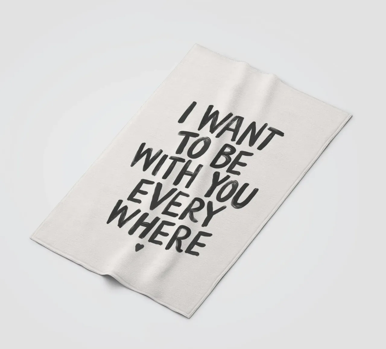Tipografia "Voglio stare con te ovunque" in bianco e nero coperta in pile da THE MOTIVATED TYPE