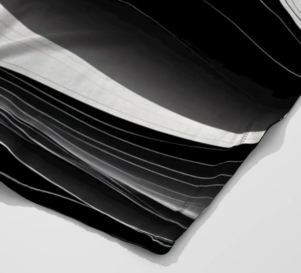 Dynamische schwarze und weiße Wellen, die eine abstrakte Landschaft bilden Fleecedecke von DesignDoodle
