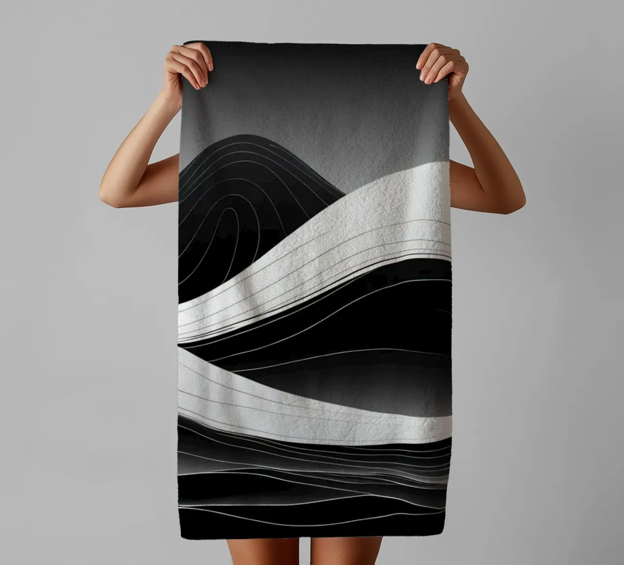 Vagues dynamiques en noir et blanc créant un paysage abstrait serviette de bain de DesignDoodle