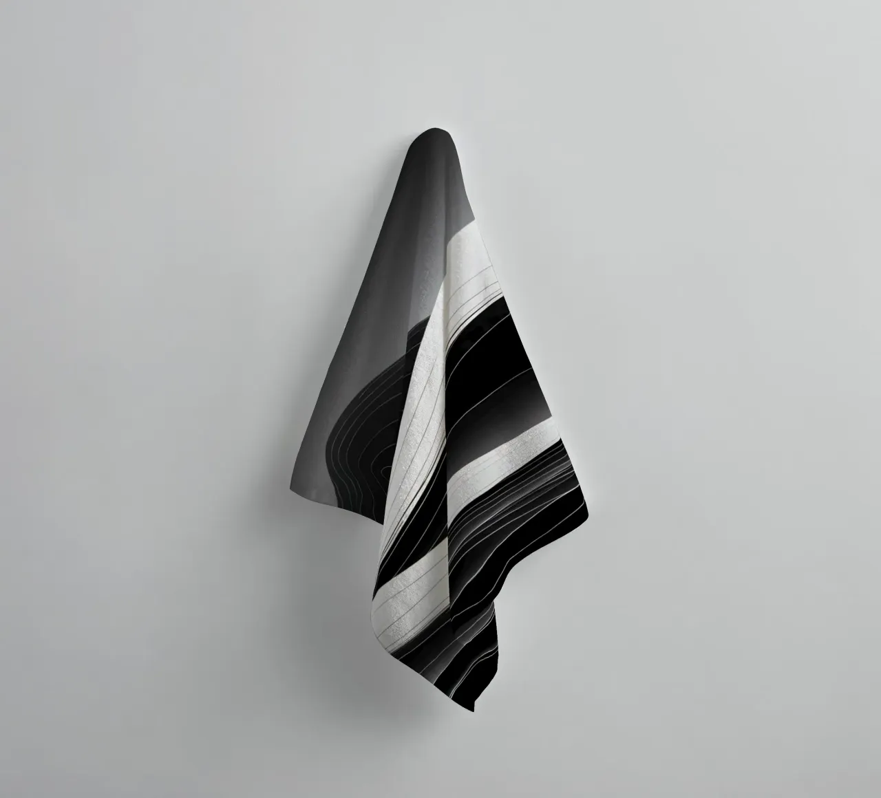 Dynamische schwarze und weiße Wellen, die eine abstrakte Landschaft bilden Handtuch von DesignDoodle