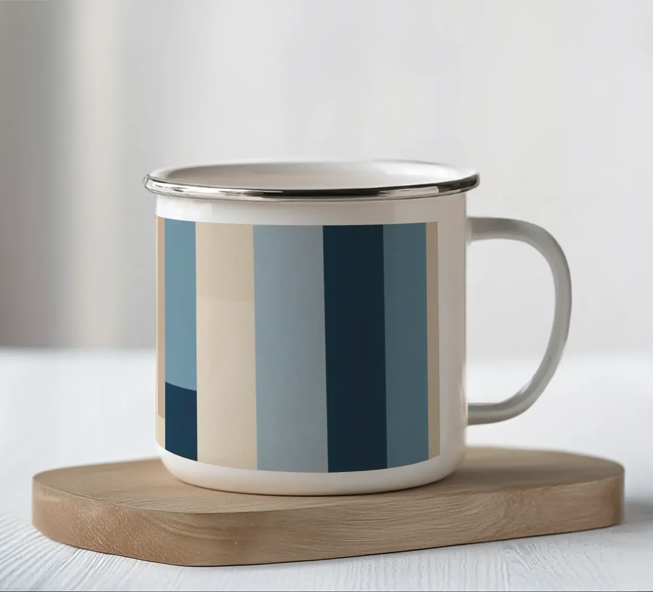 Strisce verticali astratte in varie tonalità di blu e beige tazza in smalto da DesignDoodle