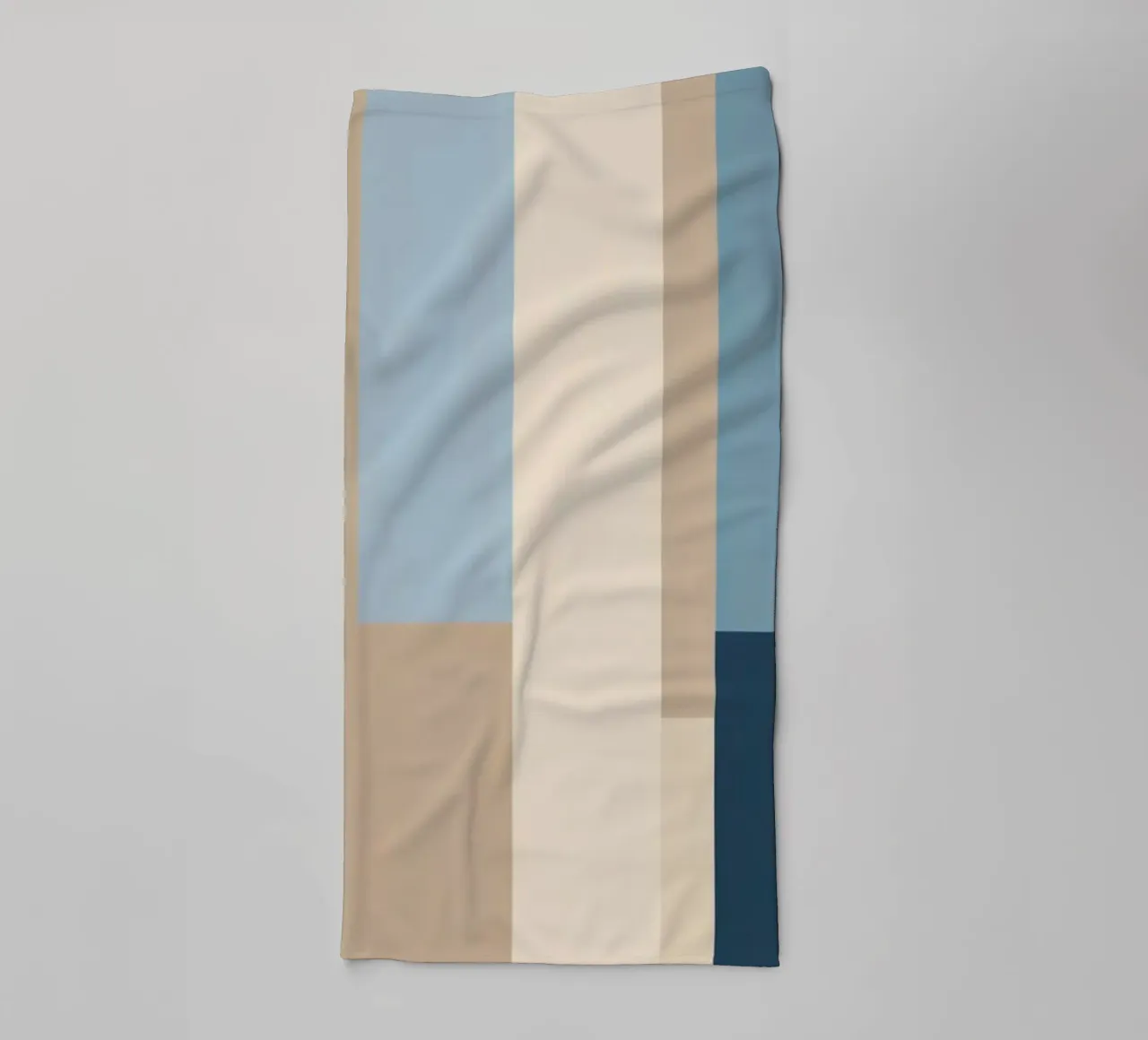 Strisce verticali astratte in varie tonalità di blu e beige asciugamano da bagno da DesignDoodle