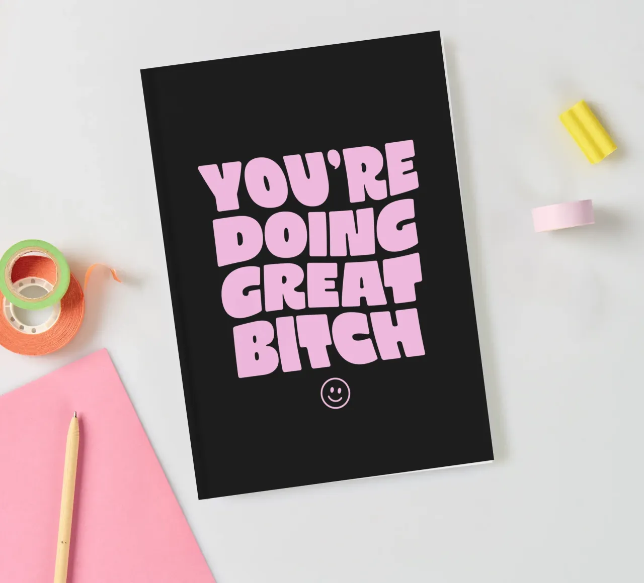 You're Doing Great Bitch Sassy Typography Print Pink & Black (en anglais) carnet de notes de THE MOTIVATED TYPE