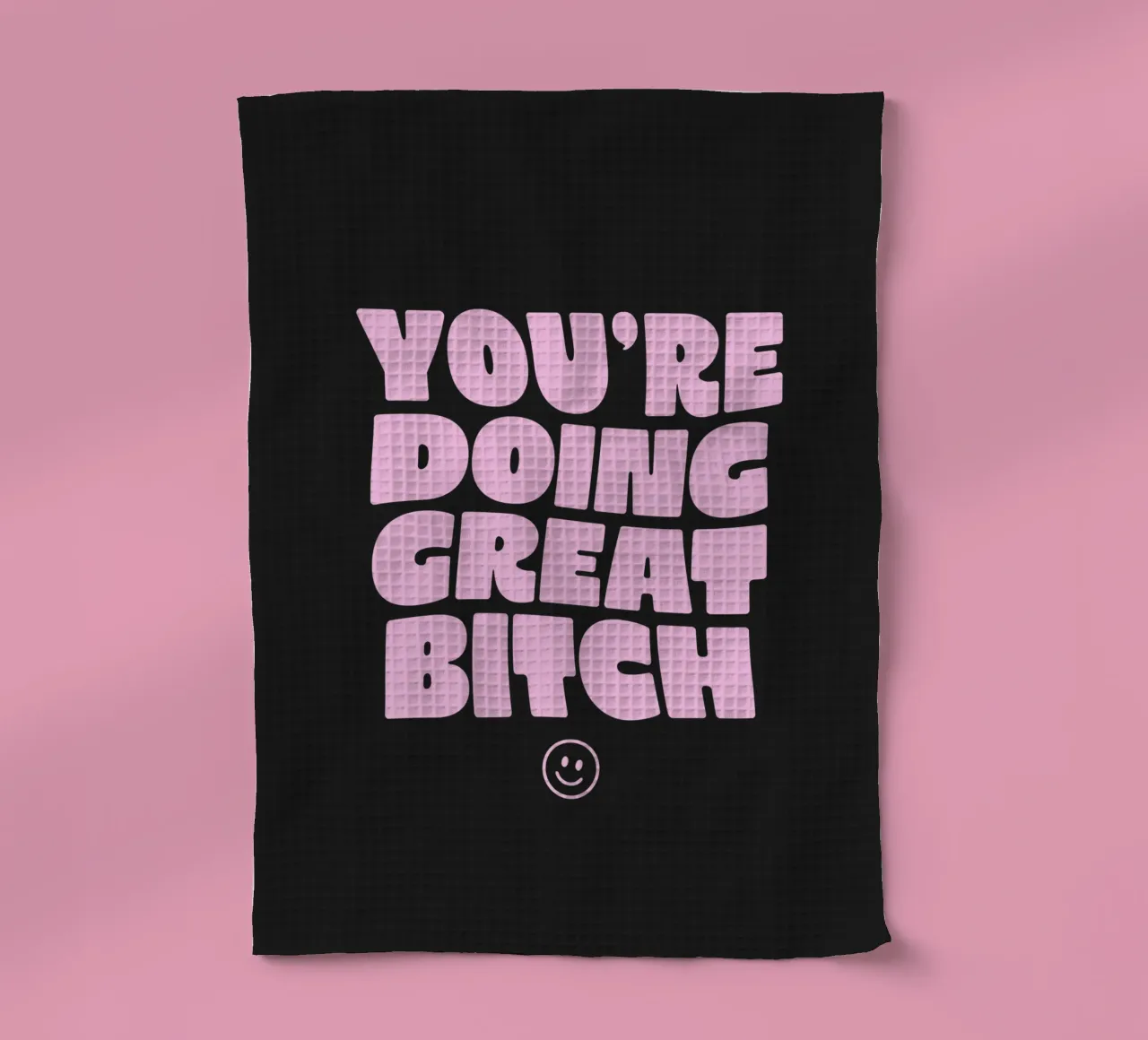 You're Doing Great Bitch Sassy Typography Print Pink & Black (en anglais) torchon de THE MOTIVATED TYPE