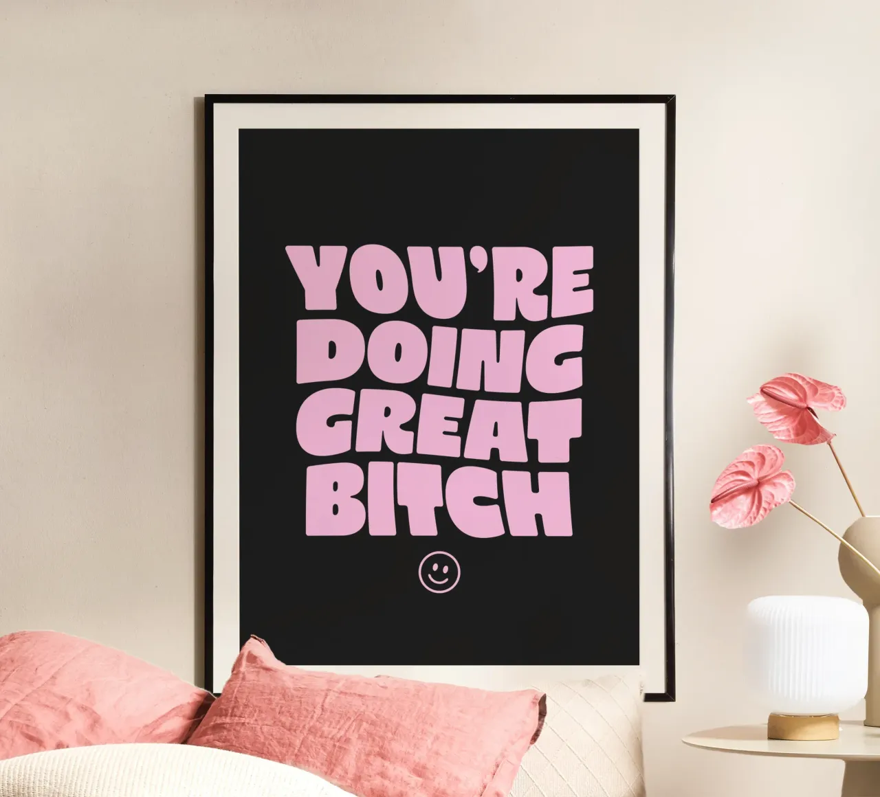 You're Doing Great Bitch Sassy Stampa tipografica rosa e nera poster con telaio in legno da THE MOTIVATED TYPE
