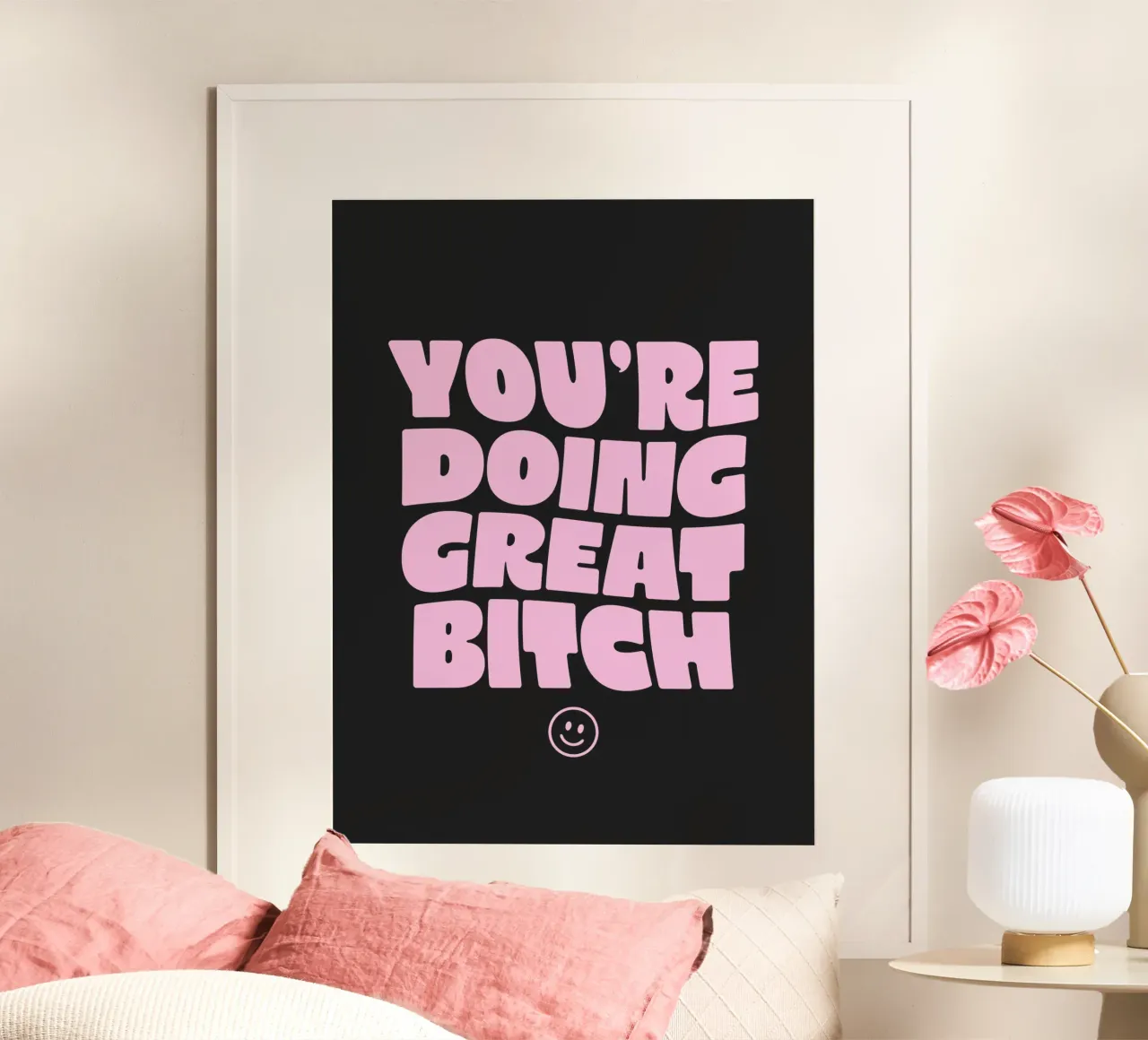 You're Doing Great Bitch Sassy Stampa tipografica rosa e nera poster con telaio in legno da THE MOTIVATED TYPE
