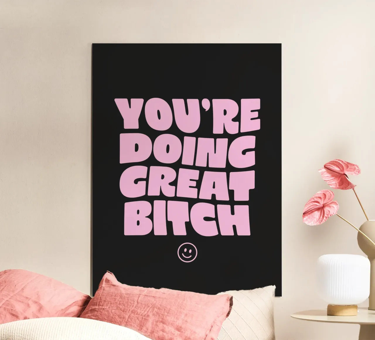 You're Doing Great Bitch Sassy Stampa tipografica rosa e nera poster con telaio in legno da THE MOTIVATED TYPE