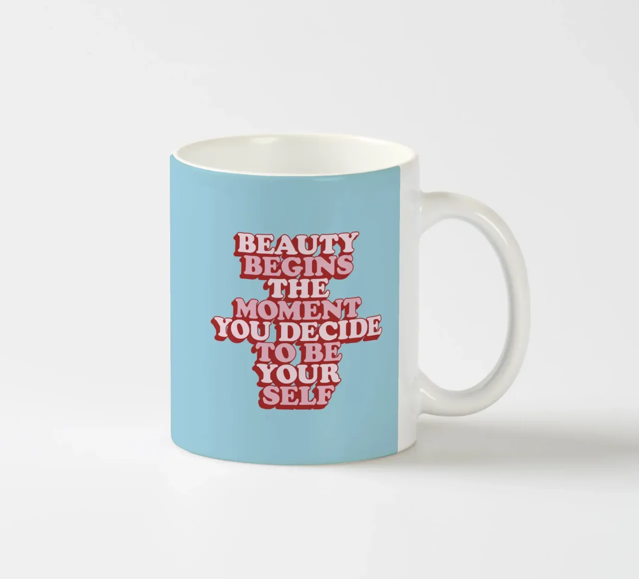 Schönheit beginnt in dem Moment, in dem du dich entscheidest, du selbst zu sein Print Keramik Tasse von THE MOTIVATED TYPE