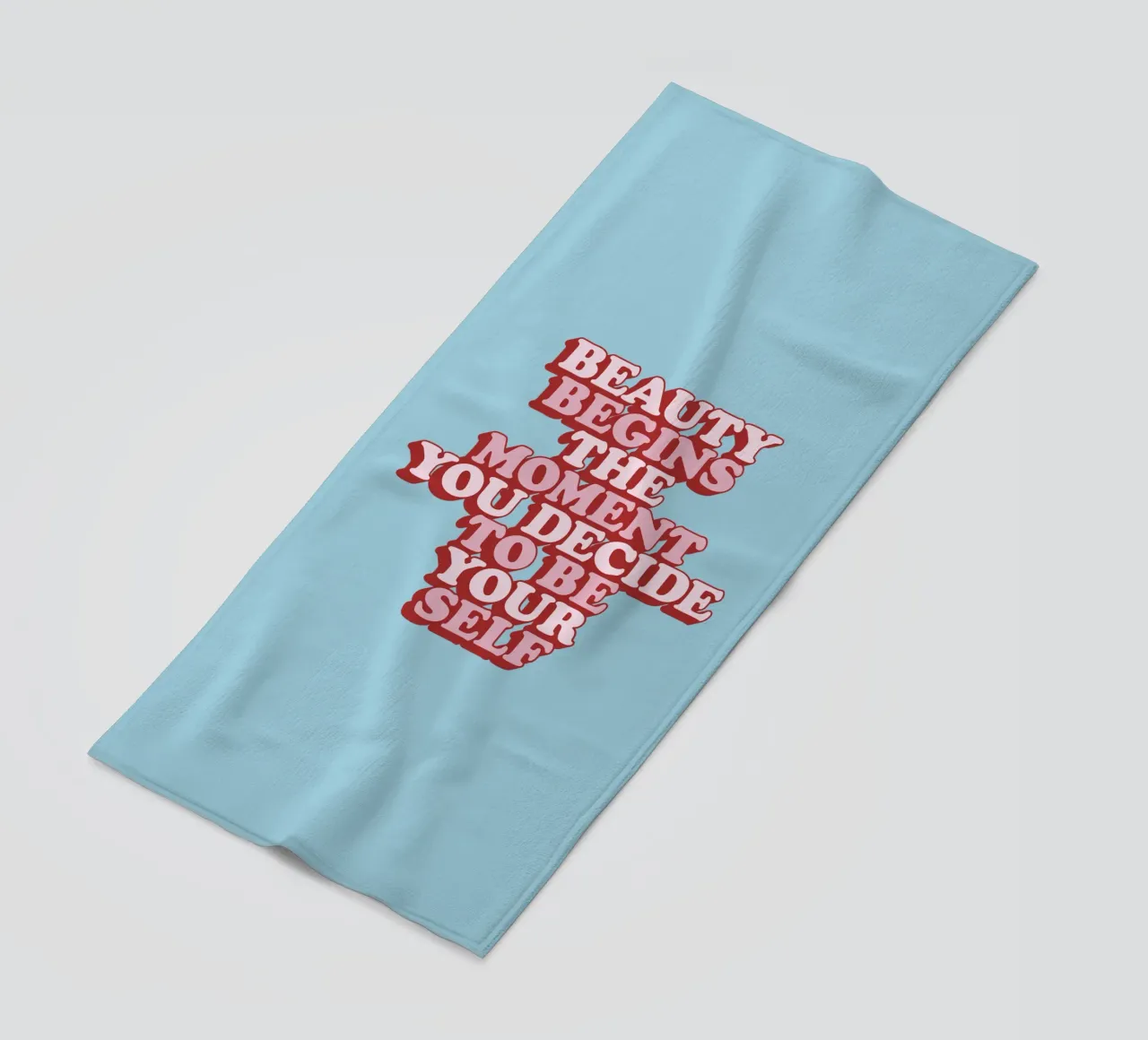 Schönheit beginnt in dem Moment, in dem du dich entscheidest, du selbst zu sein Print Strandtuch von THE MOTIVATED TYPE