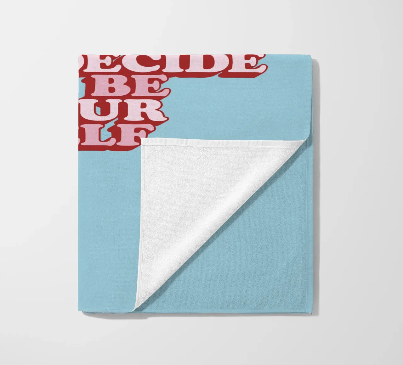 Schönheit beginnt in dem Moment, in dem du dich entscheidest, du selbst zu sein Print Strandtuch von THE MOTIVATED TYPE